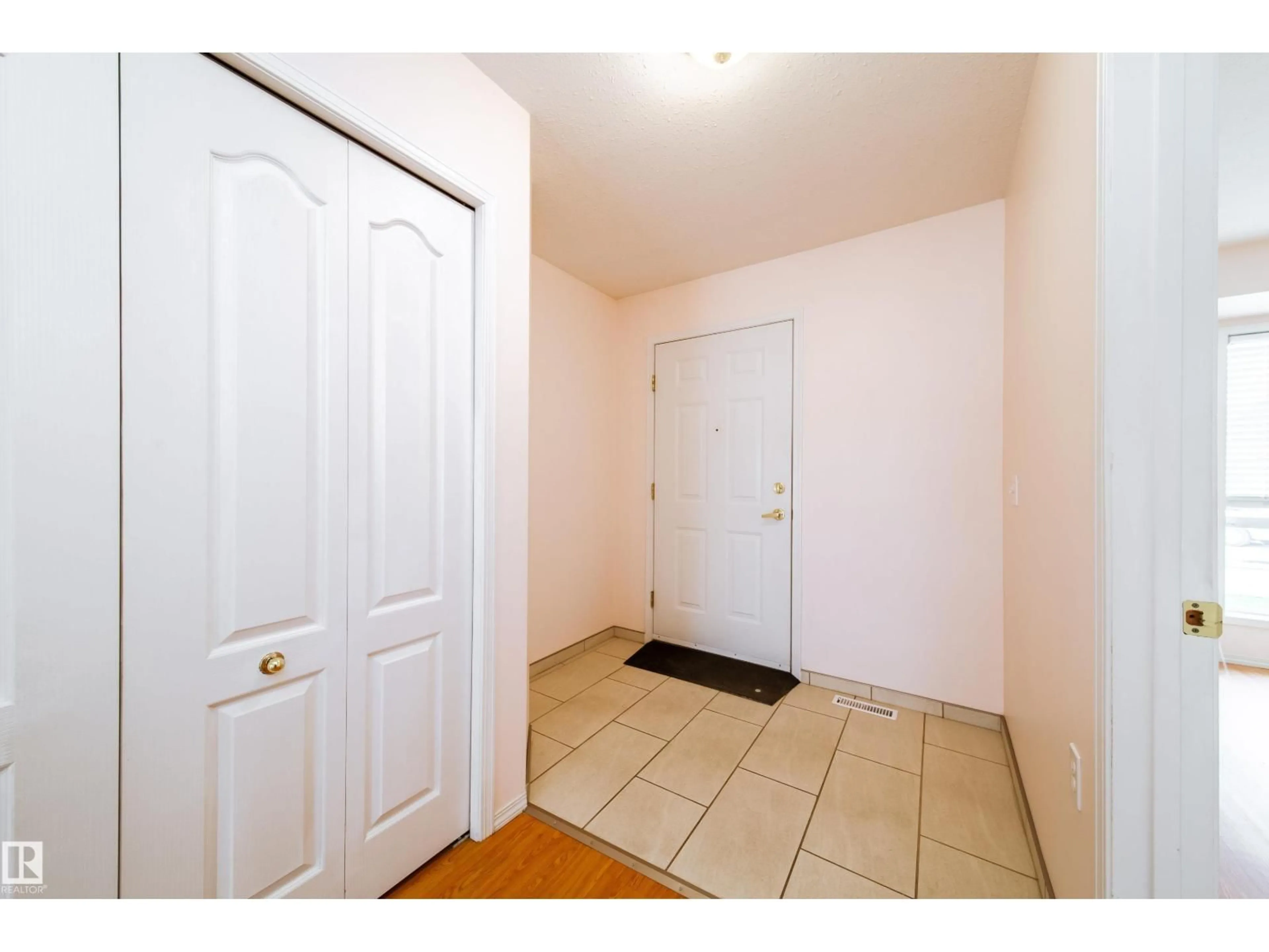 Indoor entryway for 120 13320 124 STREET, Edmonton Alberta T5L5B7
