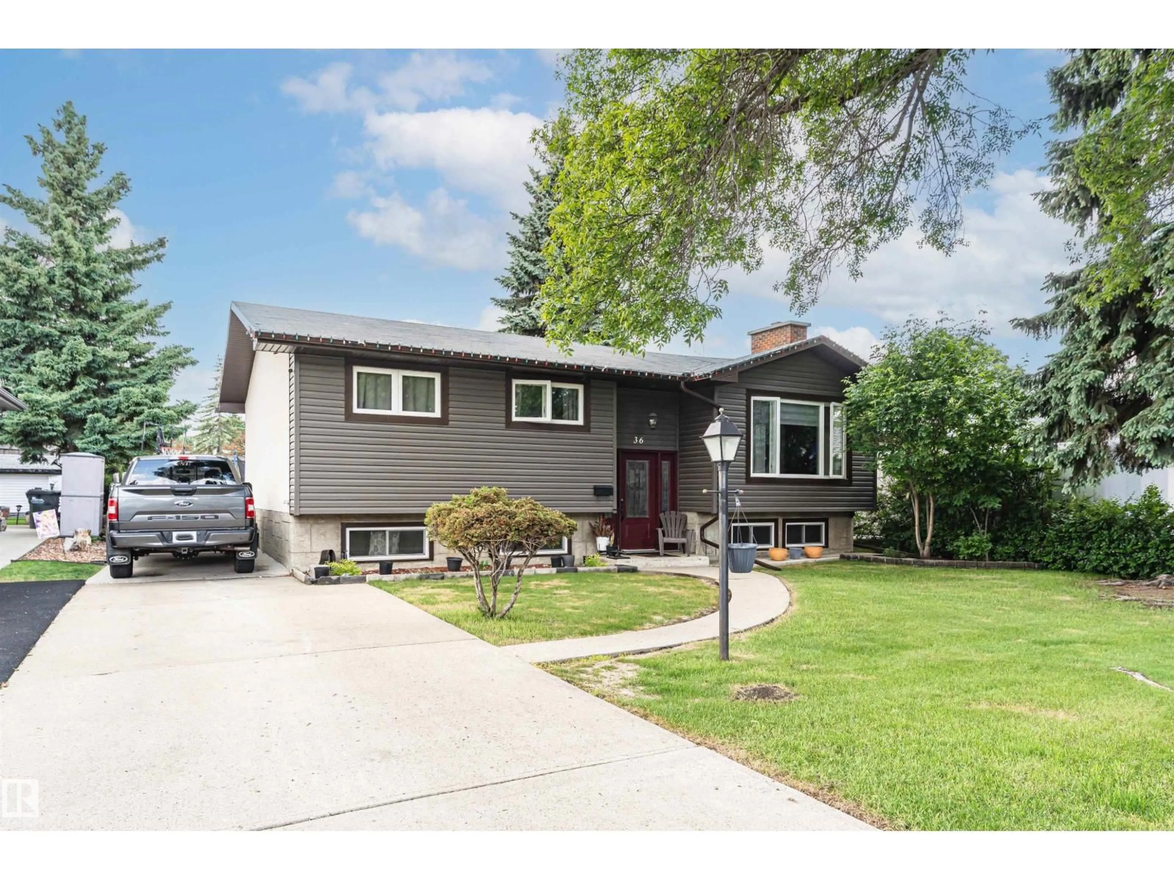 Home with vinyl exterior material, street for 36 GREENWOOD WY, Sherwood Park Alberta T8A0J5