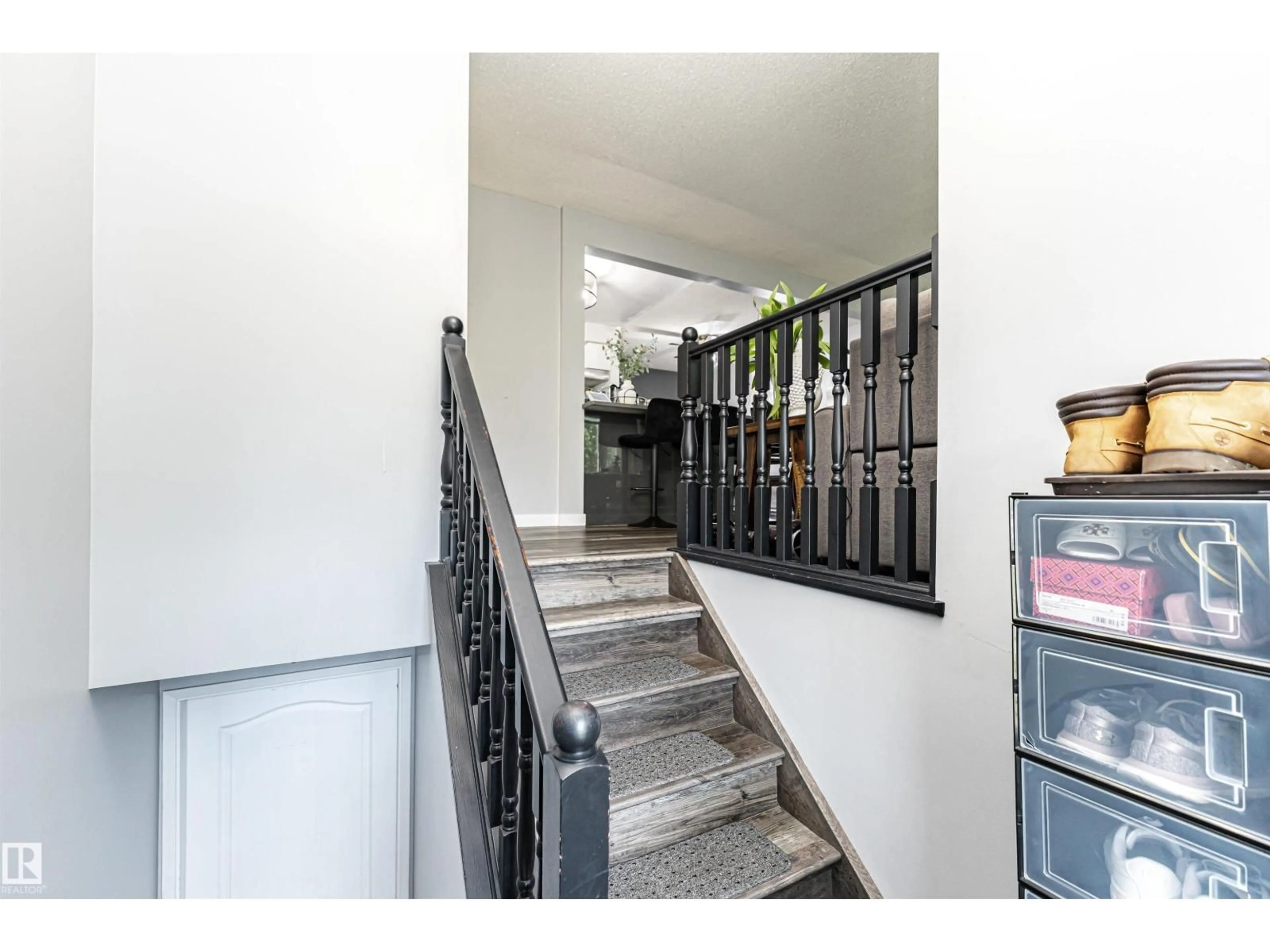 Indoor foyer for 36 GREENWOOD WY, Sherwood Park Alberta T8A0J5