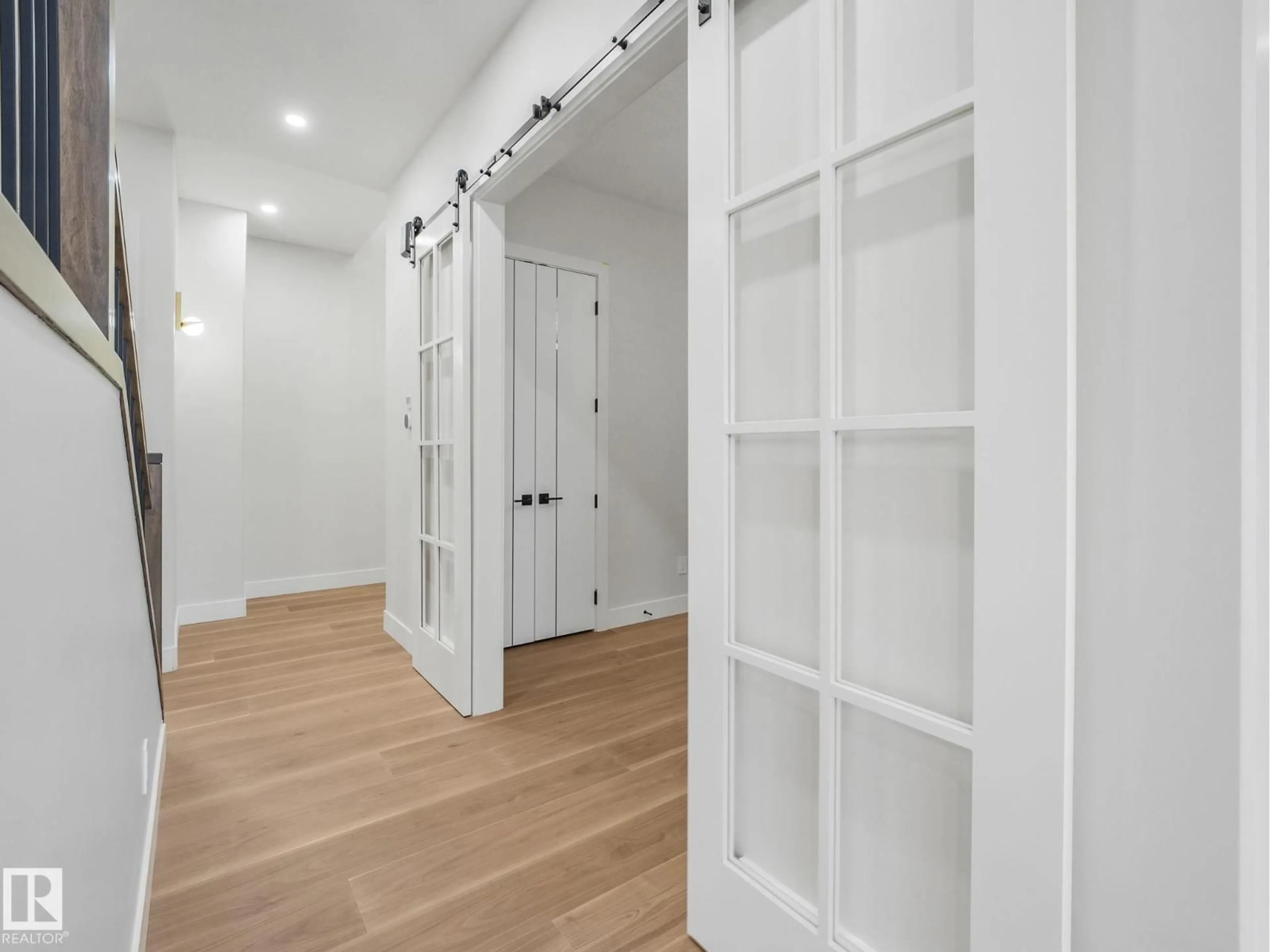 Indoor entryway for 4051 120 ST, Edmonton Alberta T6J1X7