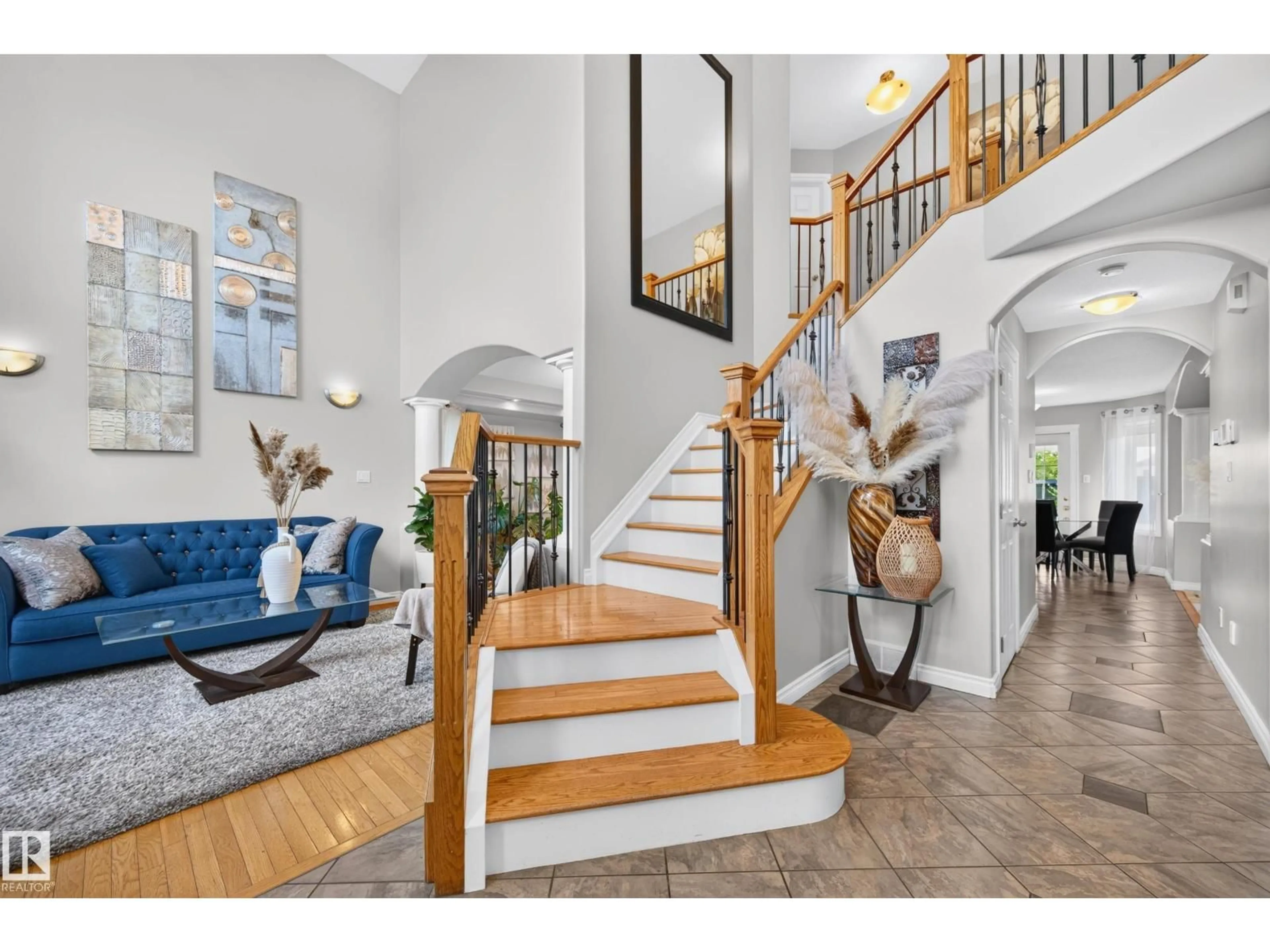 Indoor entryway for 325 CUTTS CO, Edmonton Alberta T6V1M7