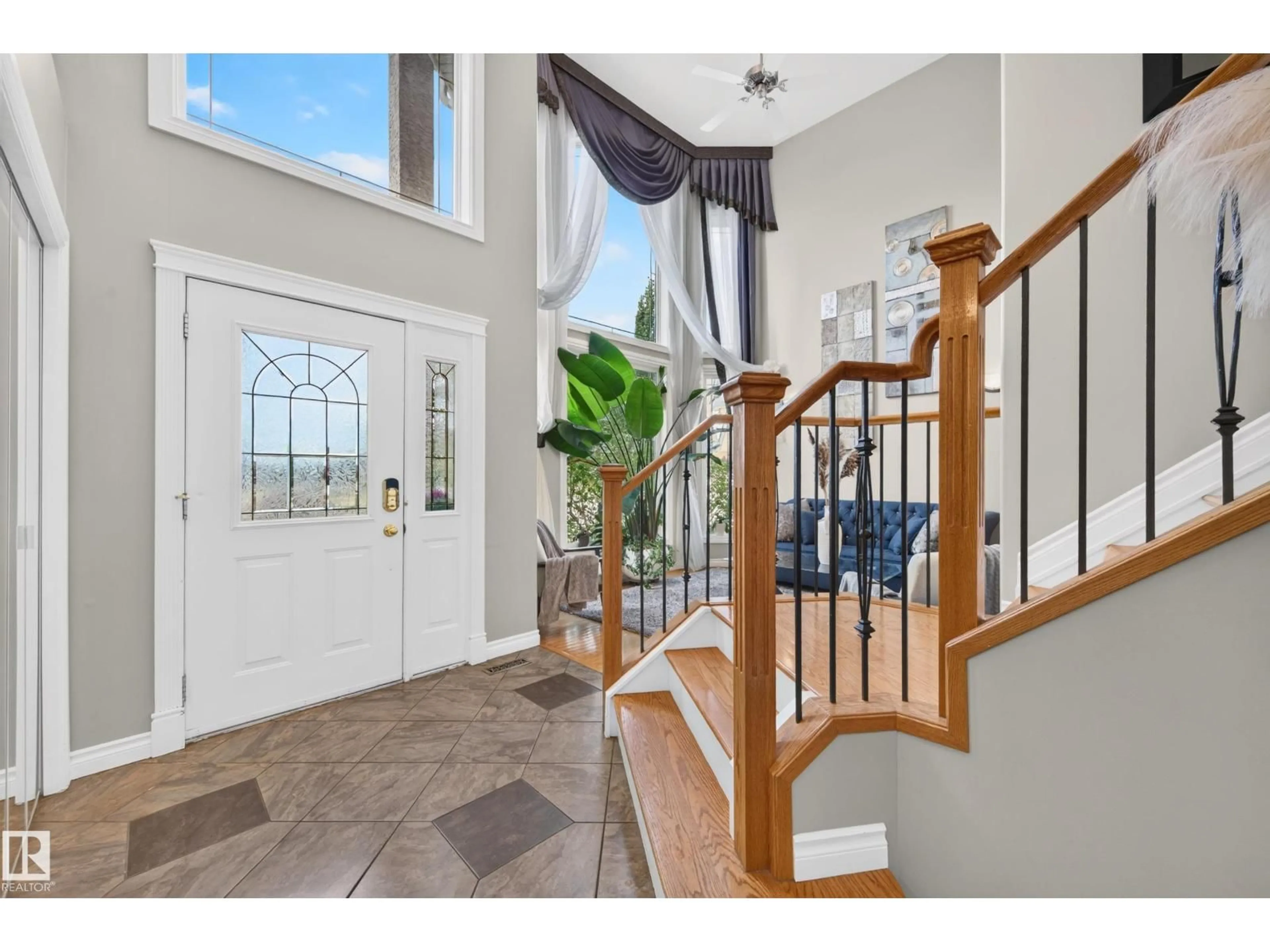Indoor entryway for 325 CUTTS CO, Edmonton Alberta T6V1M7