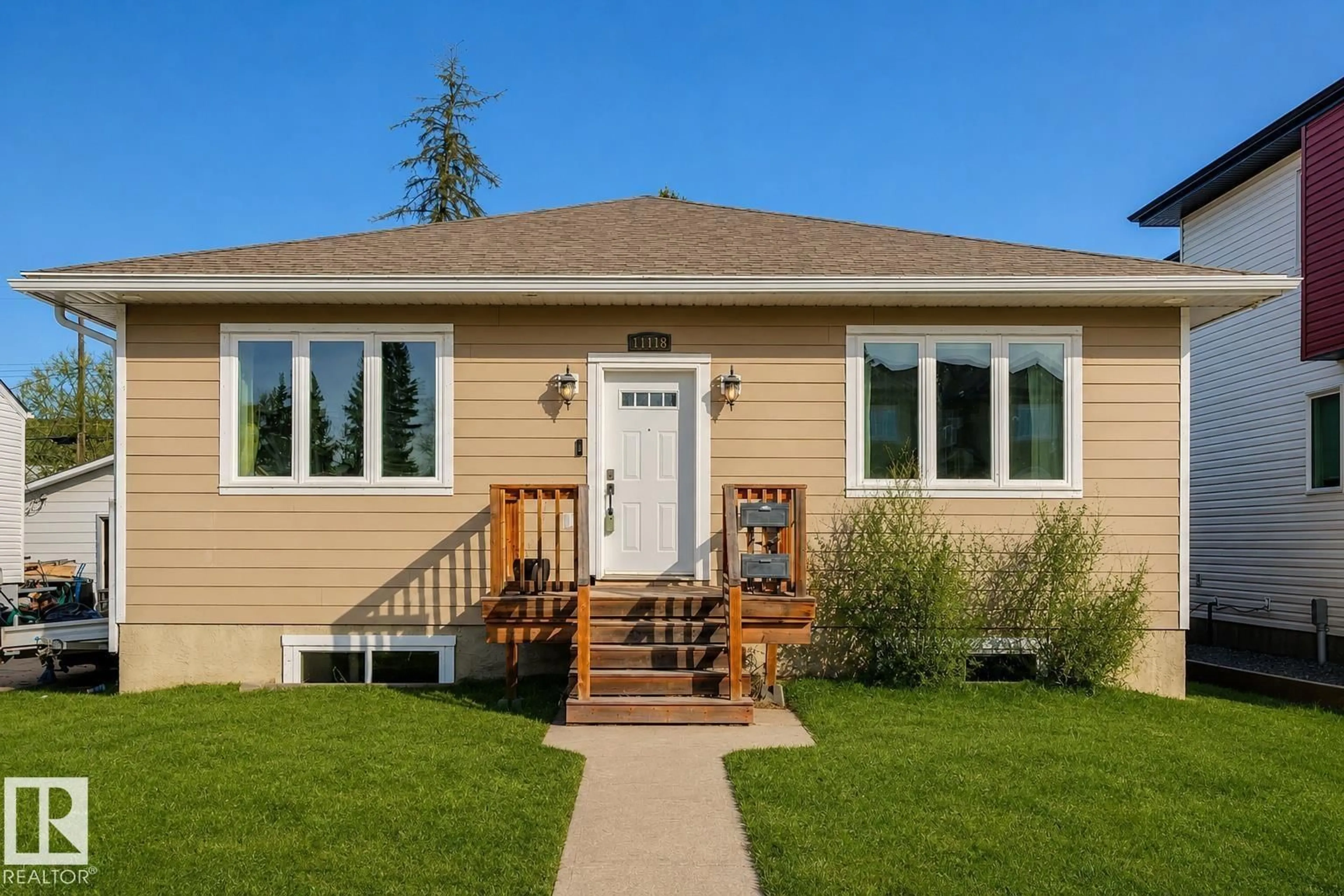Home with vinyl exterior material, street for 11118 72 AV, Edmonton Alberta T6G0B2