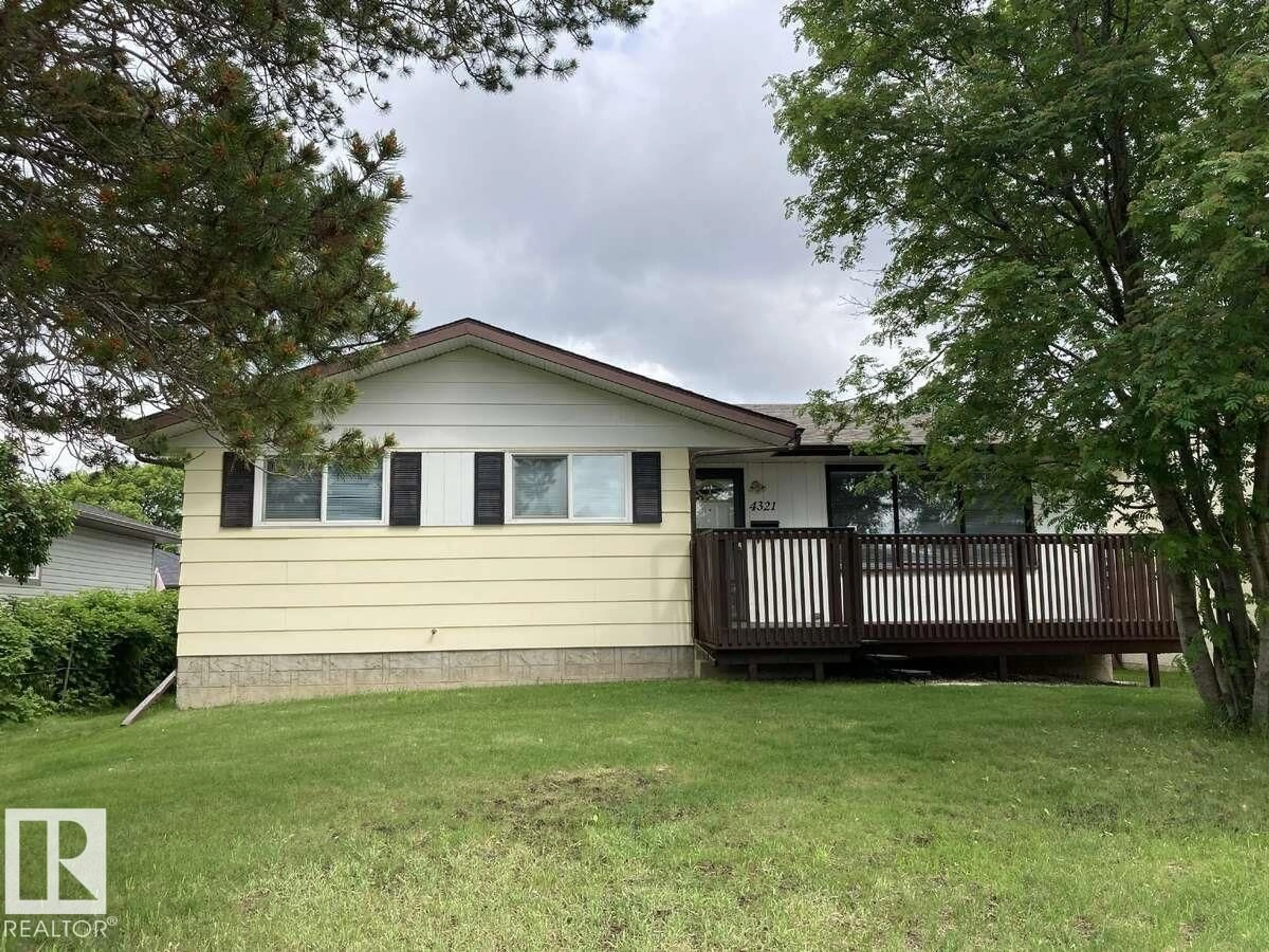 Home with vinyl exterior material, unknown for 4321 41 AV, Stony Plain Alberta T7Z1J6