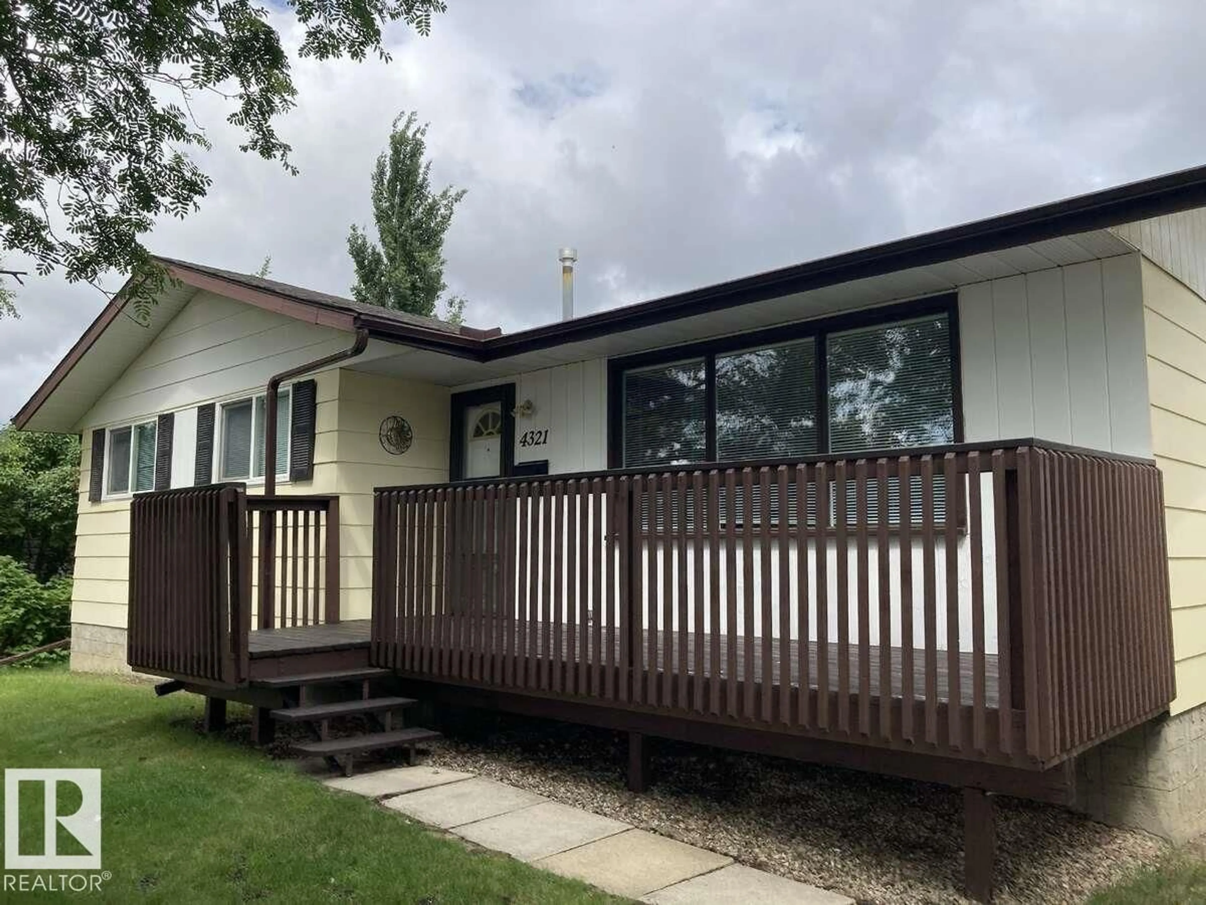 Home with vinyl exterior material, unknown for 4321 41 AV, Stony Plain Alberta T7Z1J6
