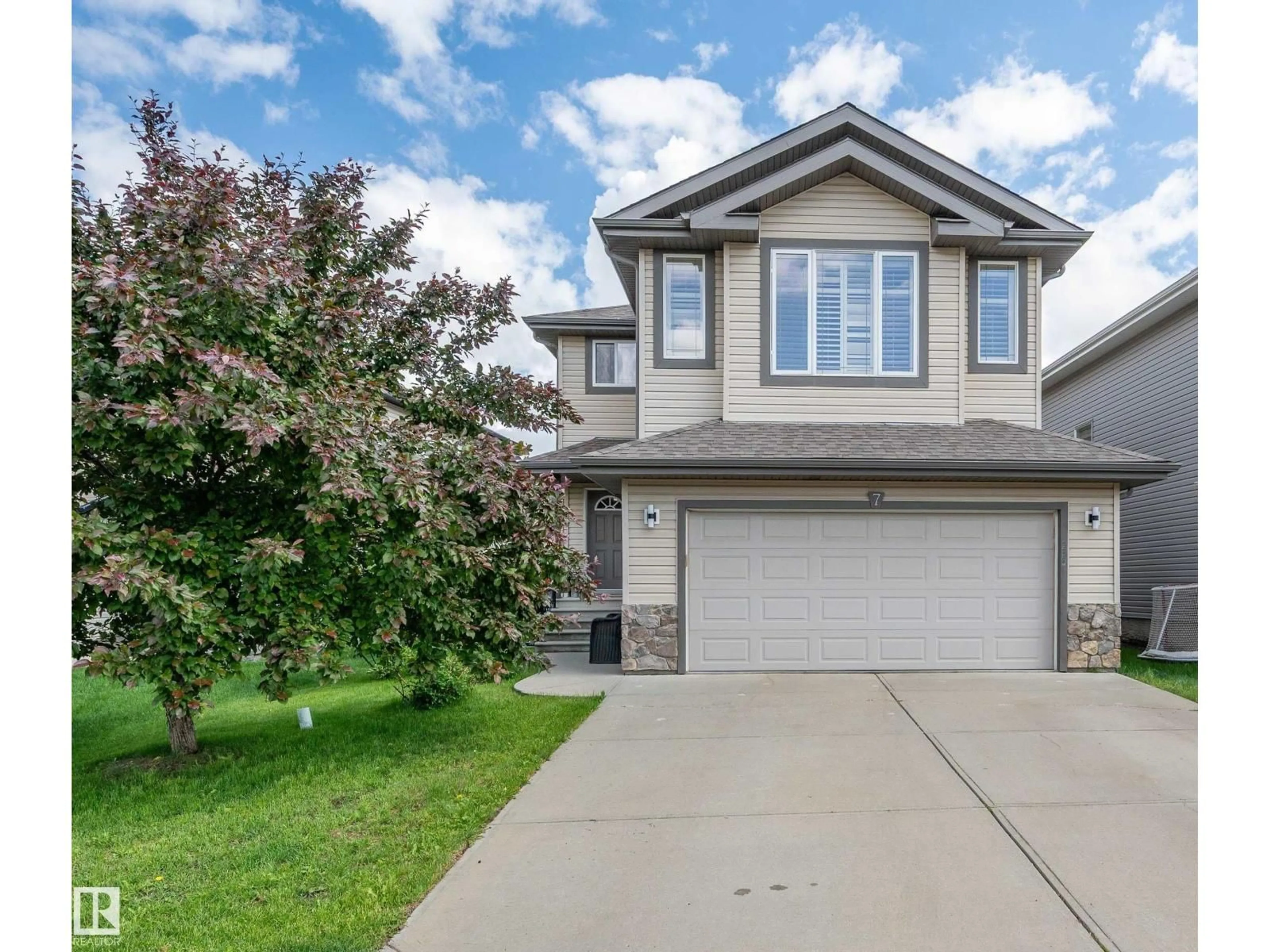 Home with vinyl exterior material, street for 7 DORIAN WY, Sherwood Park Alberta T8H1Z6