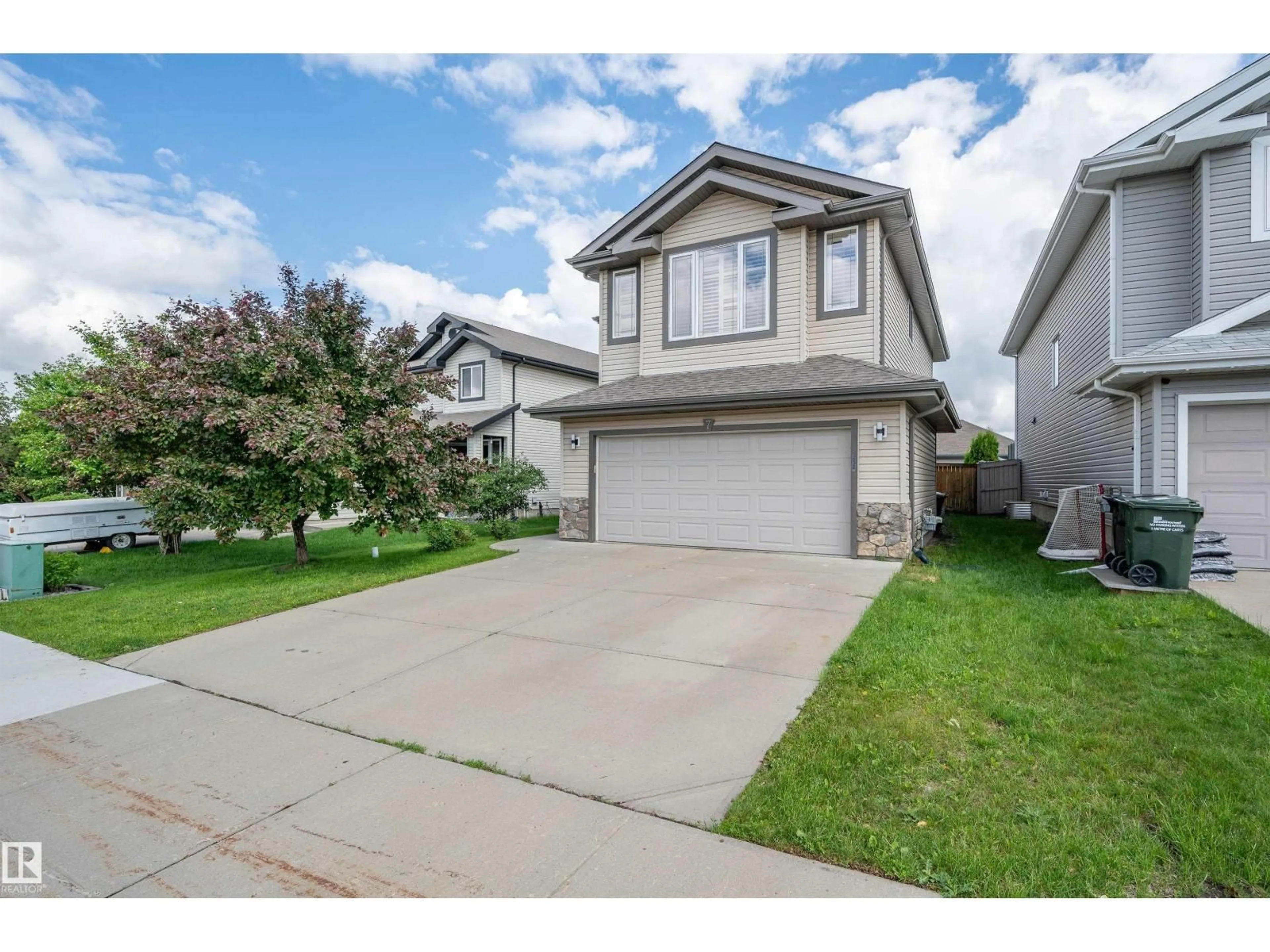 Home with vinyl exterior material, street for 7 DORIAN WY, Sherwood Park Alberta T8H1Z6
