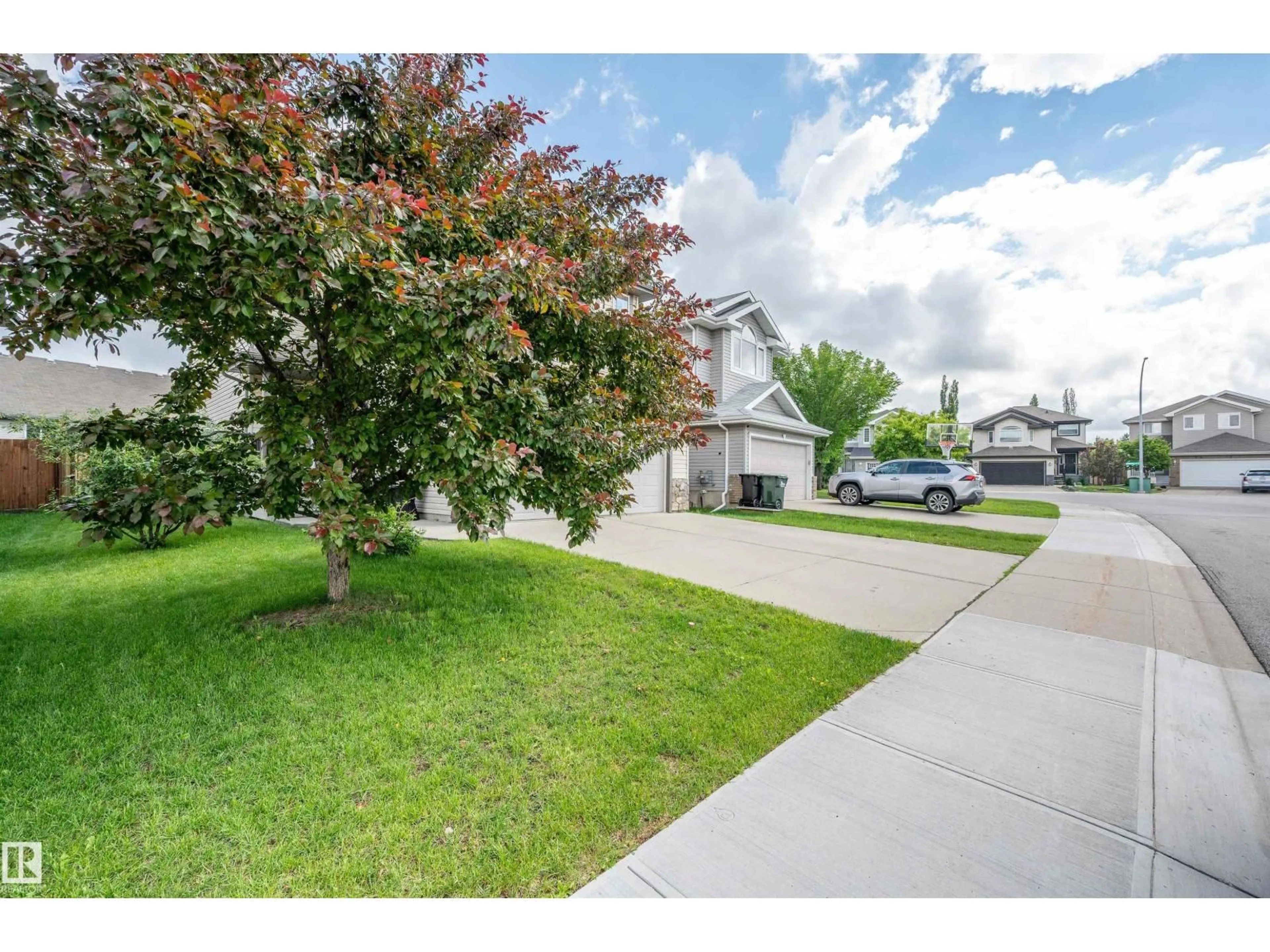 A pic from outside/outdoor area/front of a property/back of a property/a pic from drone, street for 7 DORIAN WY, Sherwood Park Alberta T8H1Z6