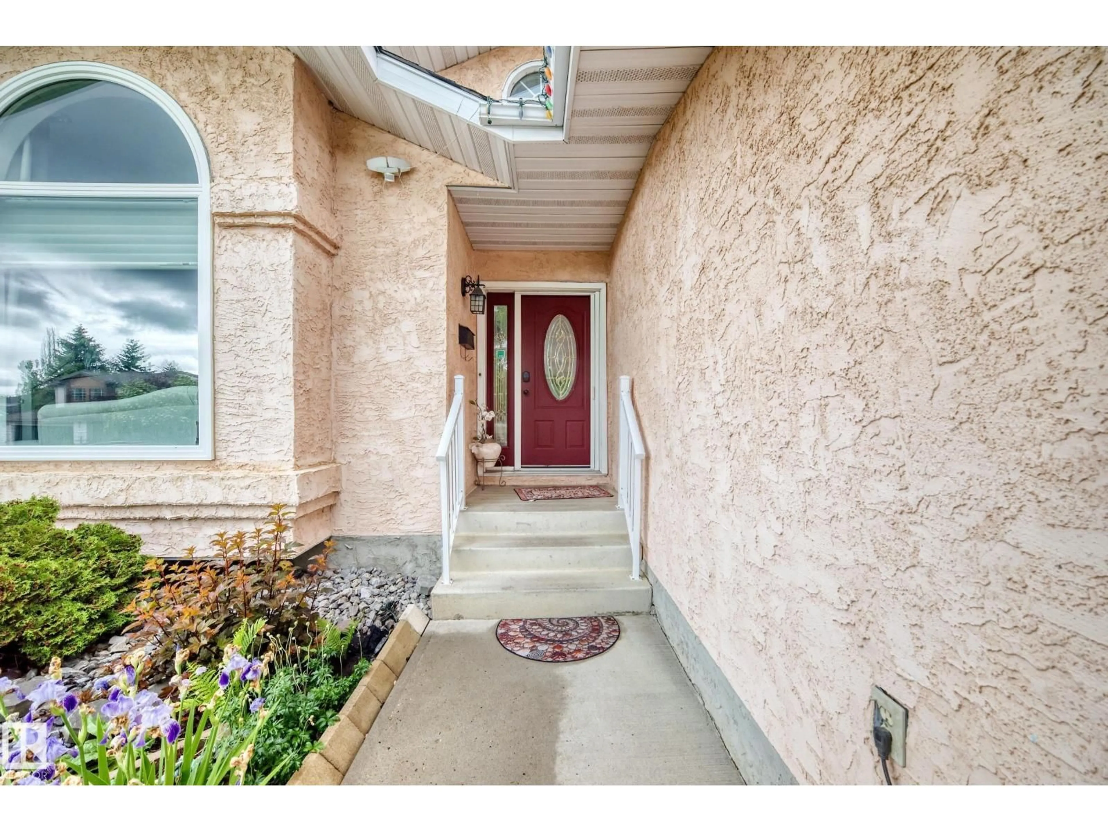 Indoor entryway for 4216 47 ST, Edmonton Alberta T6L6J5