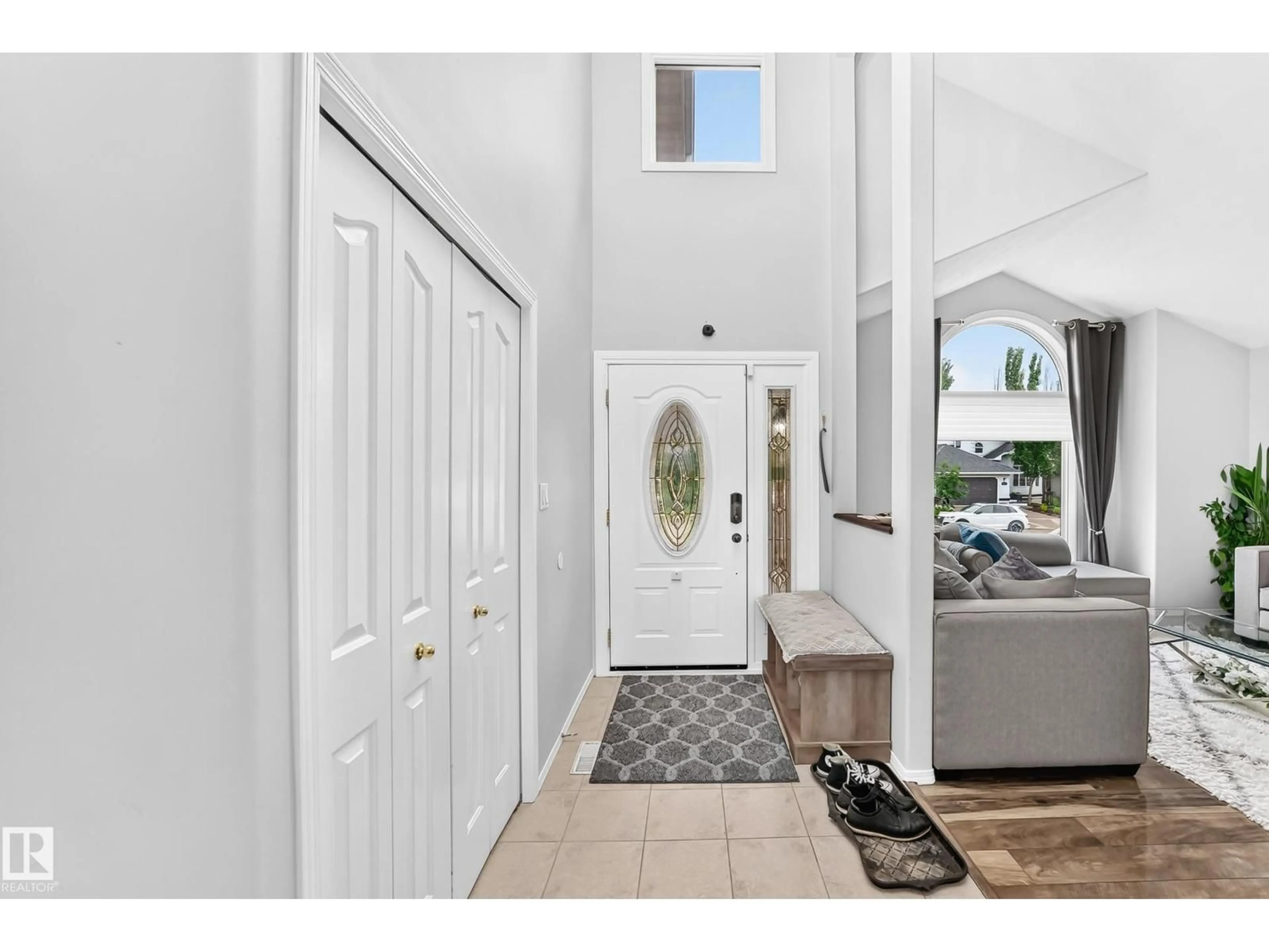 Indoor entryway for 4216 47 ST, Edmonton Alberta T6L6J5