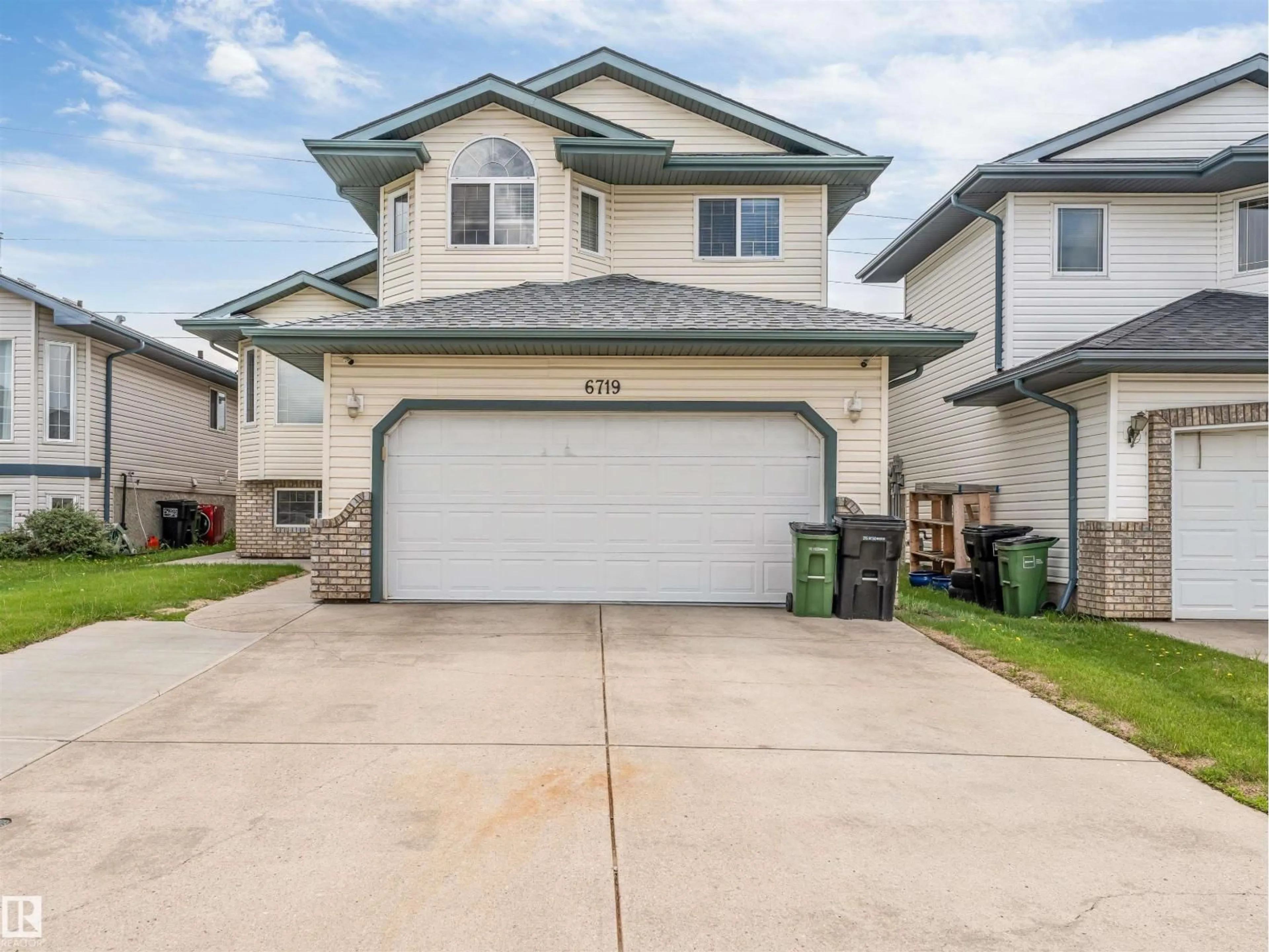 Home with vinyl exterior material, street for 6719 164 AVE, Edmonton Alberta T5Z3M4