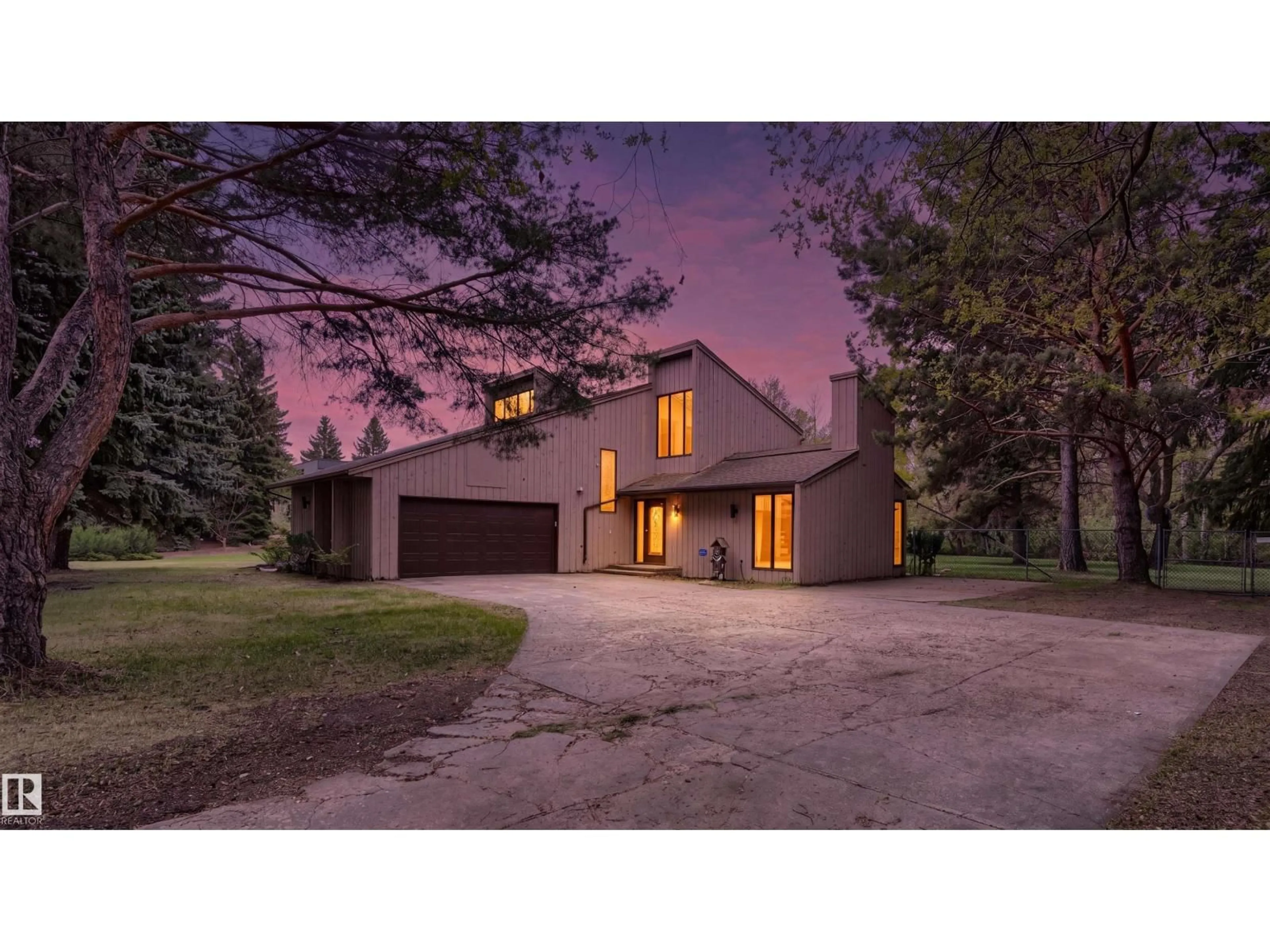 A pic from outside/outdoor area/front of a property/back of a property/a pic from drone, street for SW - 20515 5 AV, Edmonton Alberta T6M2P4