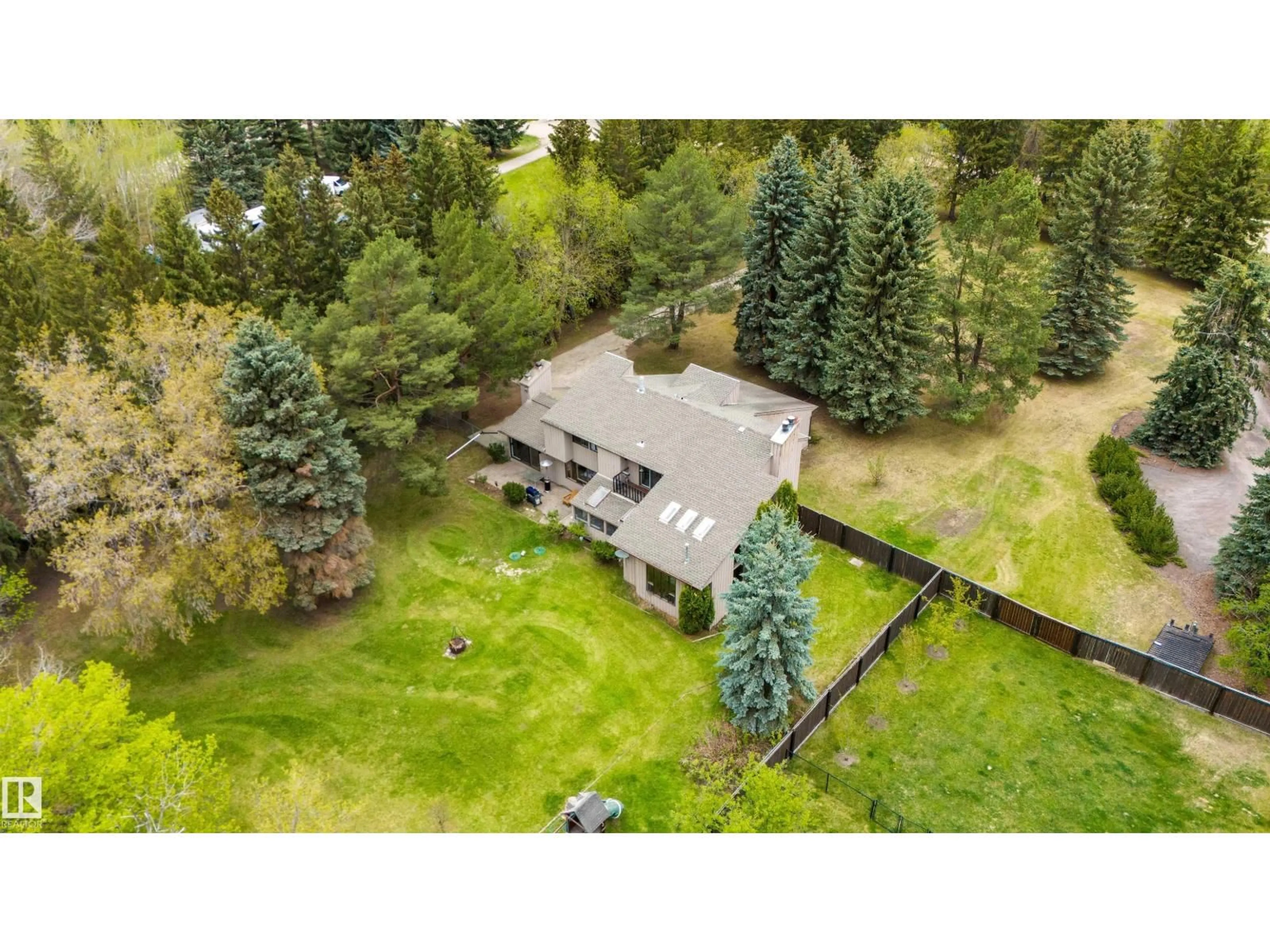 A pic from outside/outdoor area/front of a property/back of a property/a pic from drone, unknown for SW - 20515 5 AV, Edmonton Alberta T6M2P4