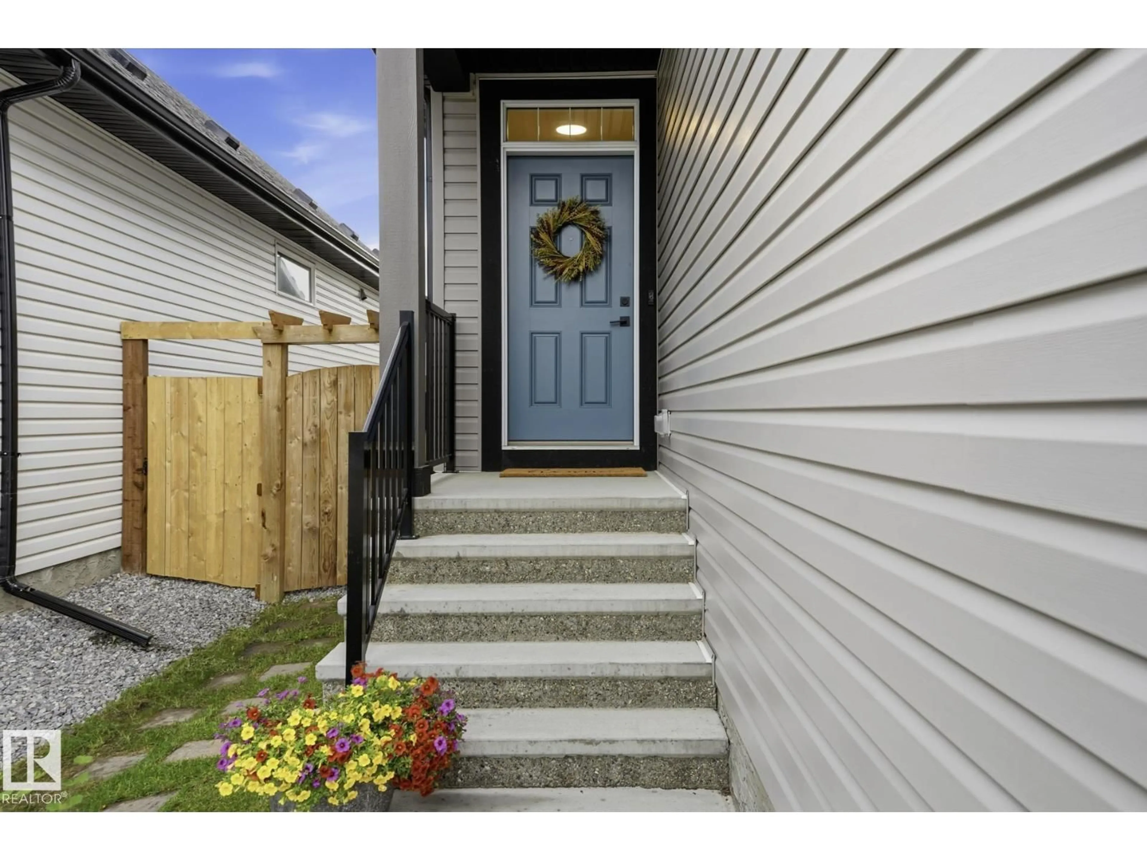 Indoor entryway for 21845 98A AV, Edmonton Alberta T5T7J3