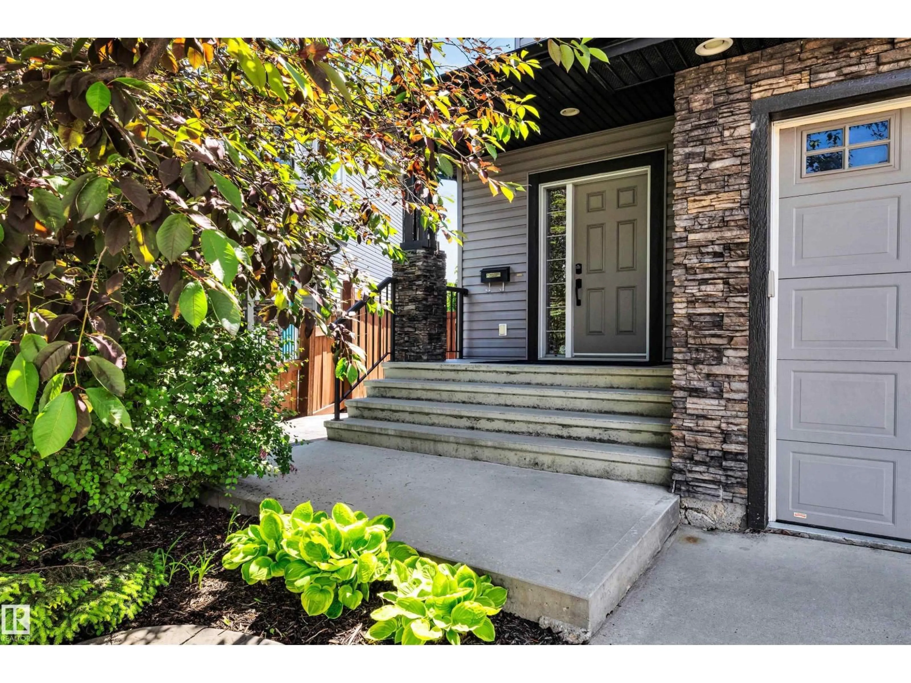 Indoor entryway for 18 VOLETA CT, Spruce Grove Alberta T7X0J8