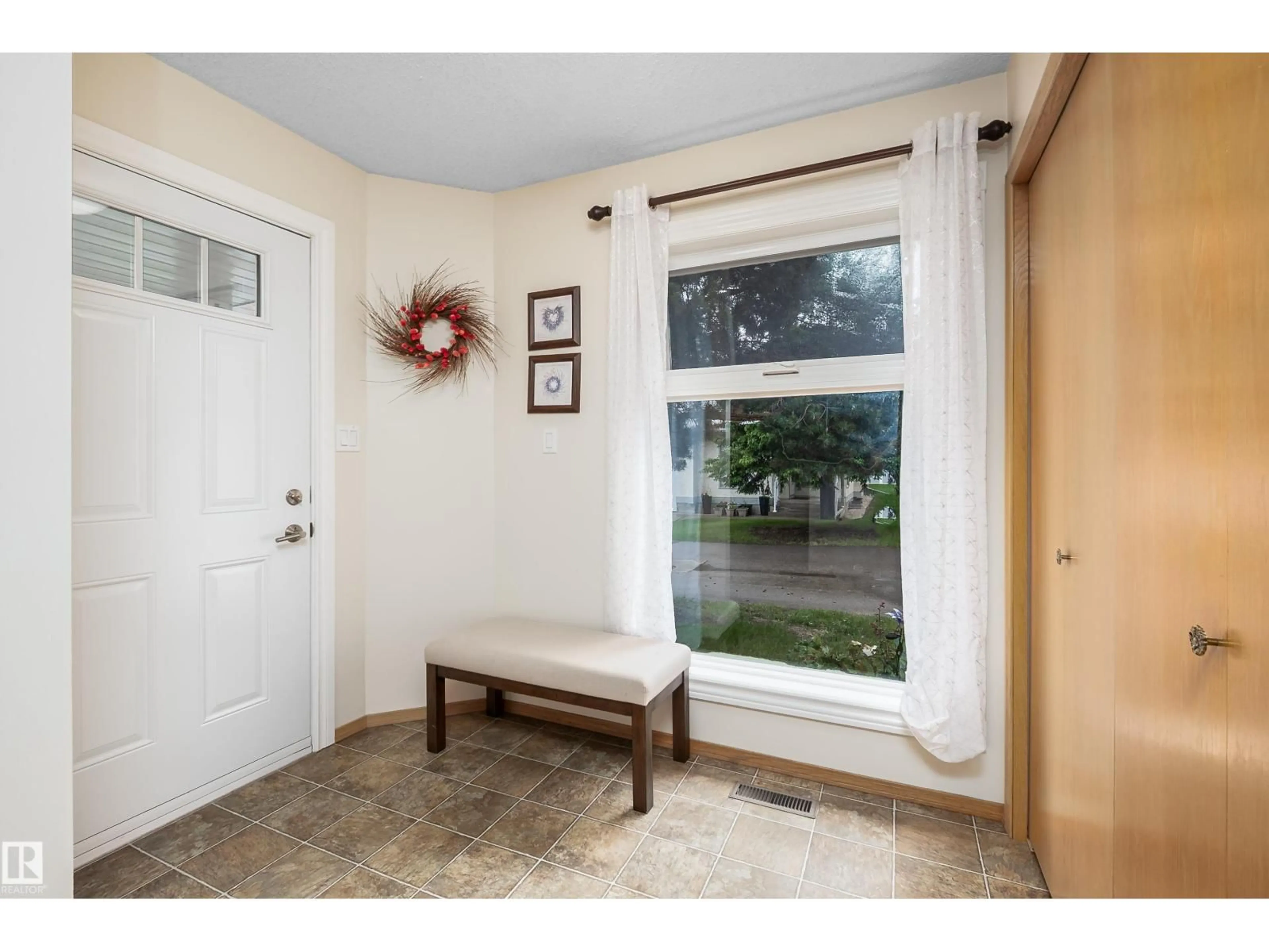 Indoor entryway for 9129 GARDEN RD, St. Albert Alberta T8N5N3