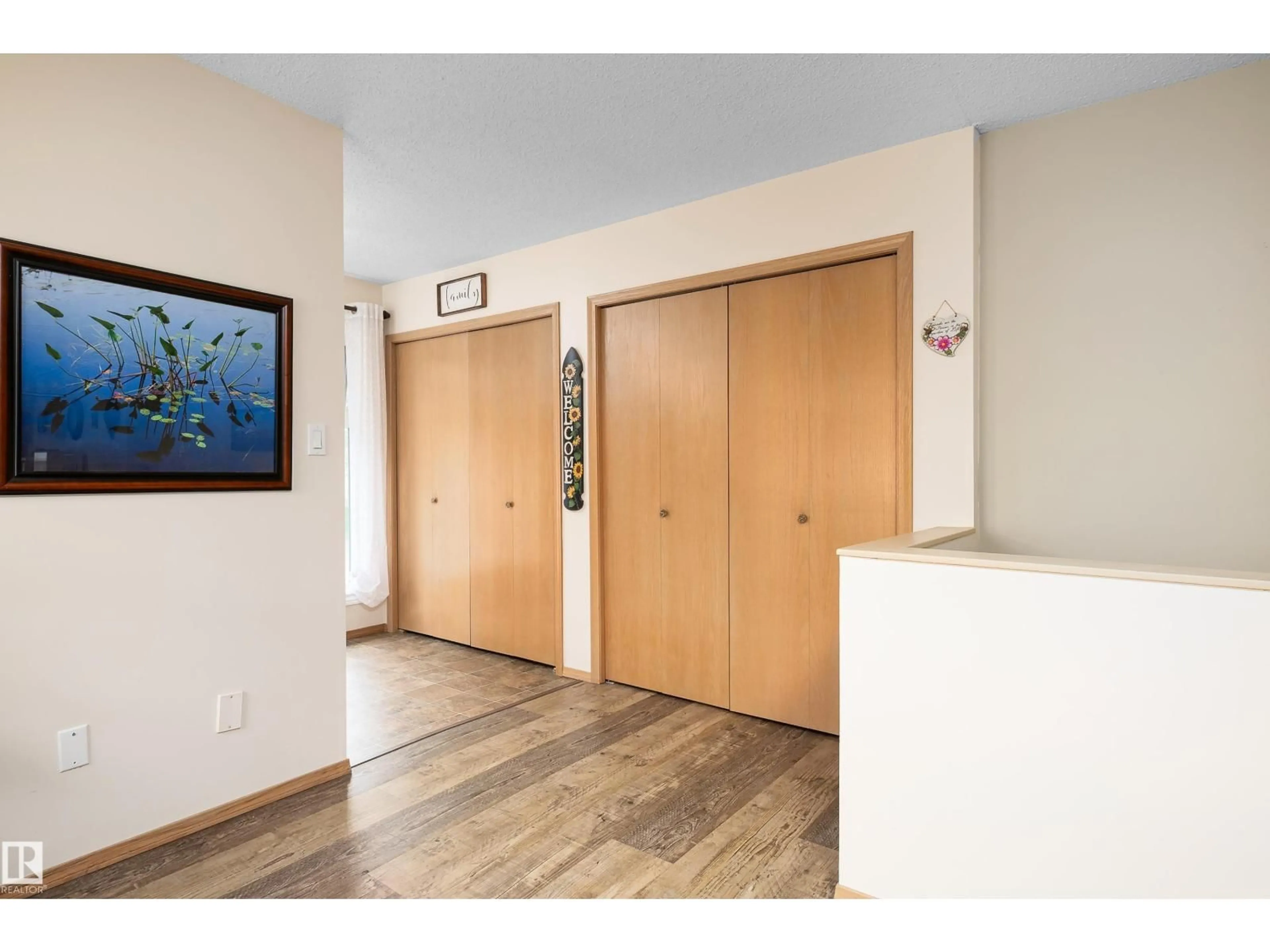 Indoor foyer for 9129 GARDEN RD, St. Albert Alberta T8N5N3
