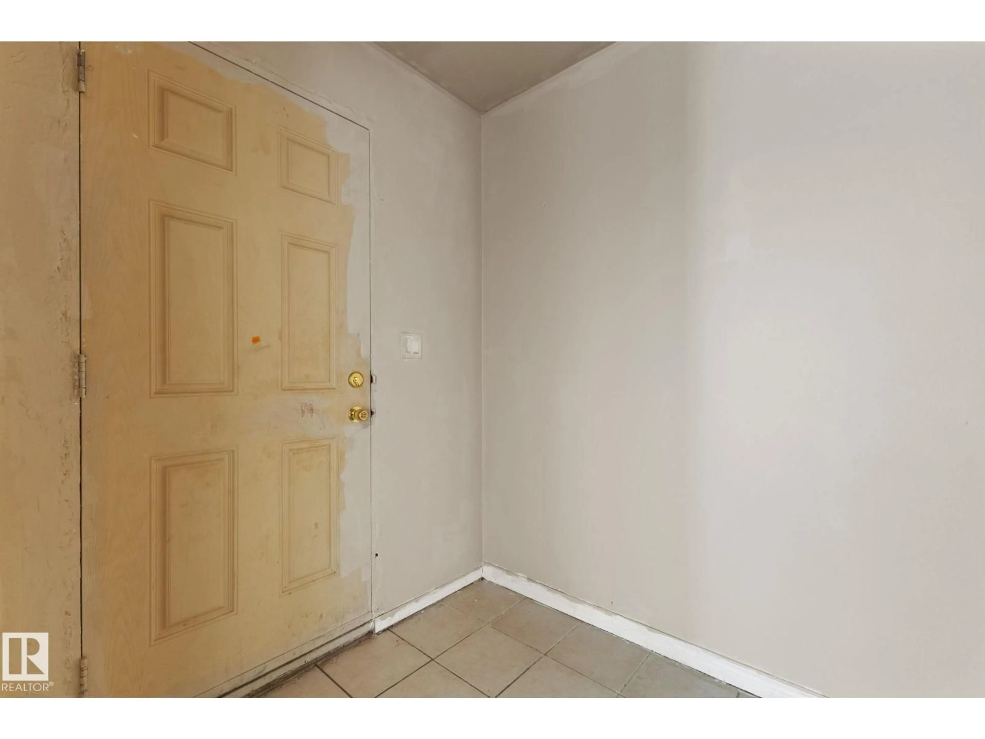 Indoor entryway for #110 - 12988 122B AV, Edmonton Alberta T5L2X2