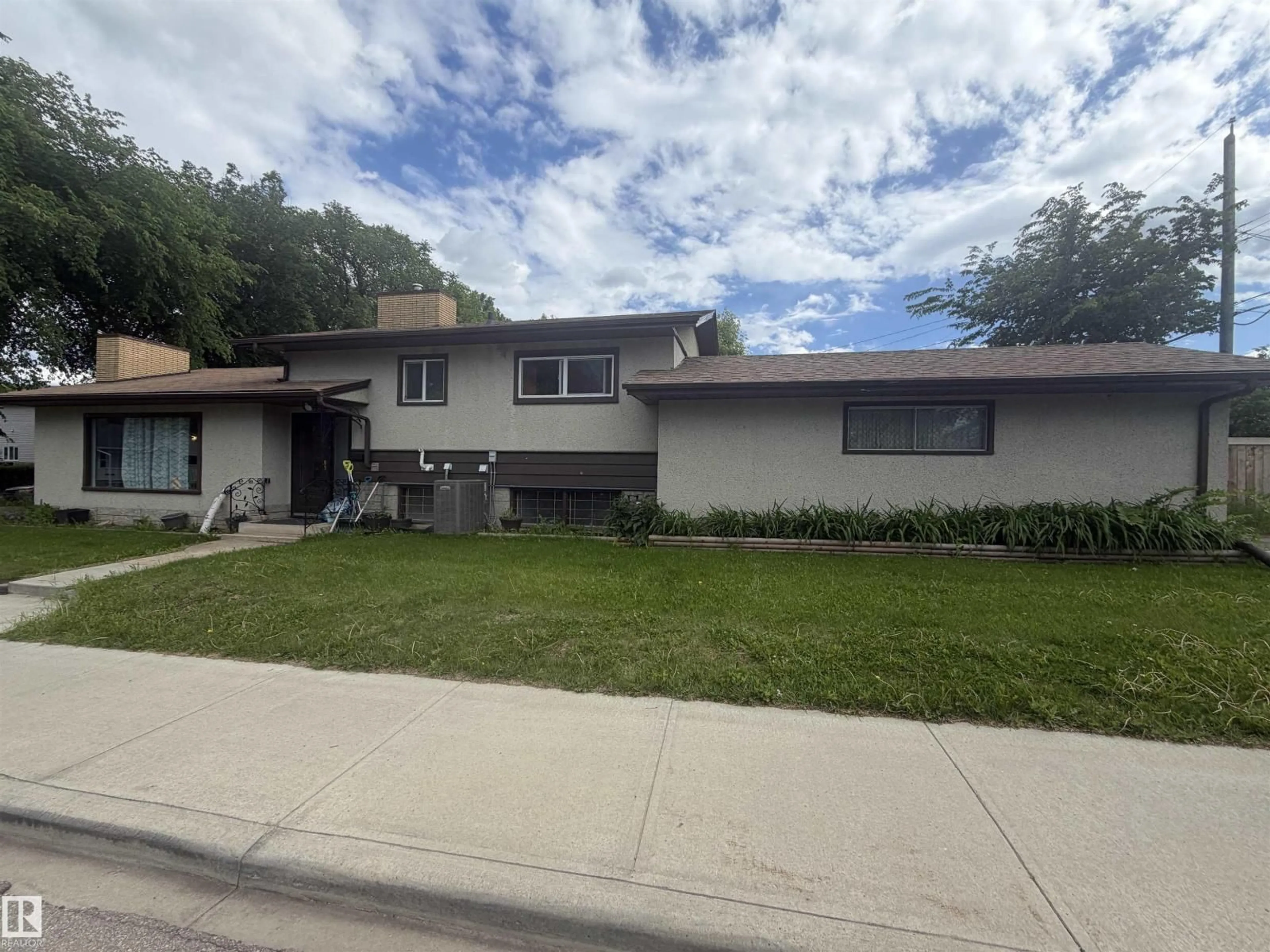 Home with vinyl exterior material, street for 5303 119 AV, Edmonton Alberta T5W1H8