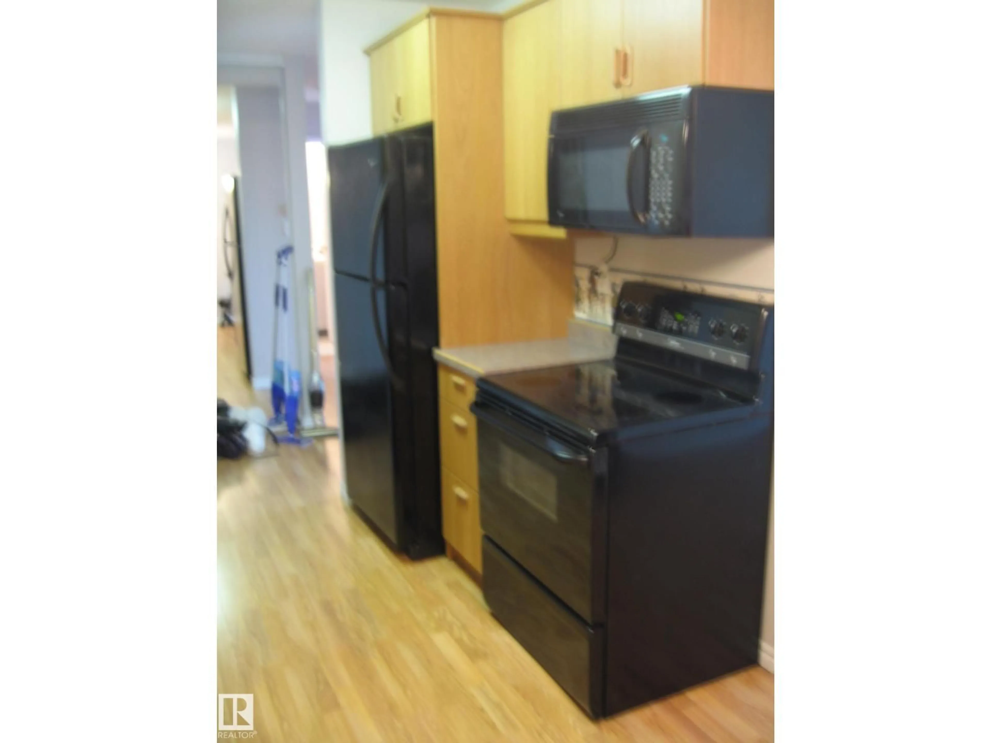 Standard kitchen, wood/laminate floor for 5316 - 314 118 AV, Edmonton Alberta T5W1C4
