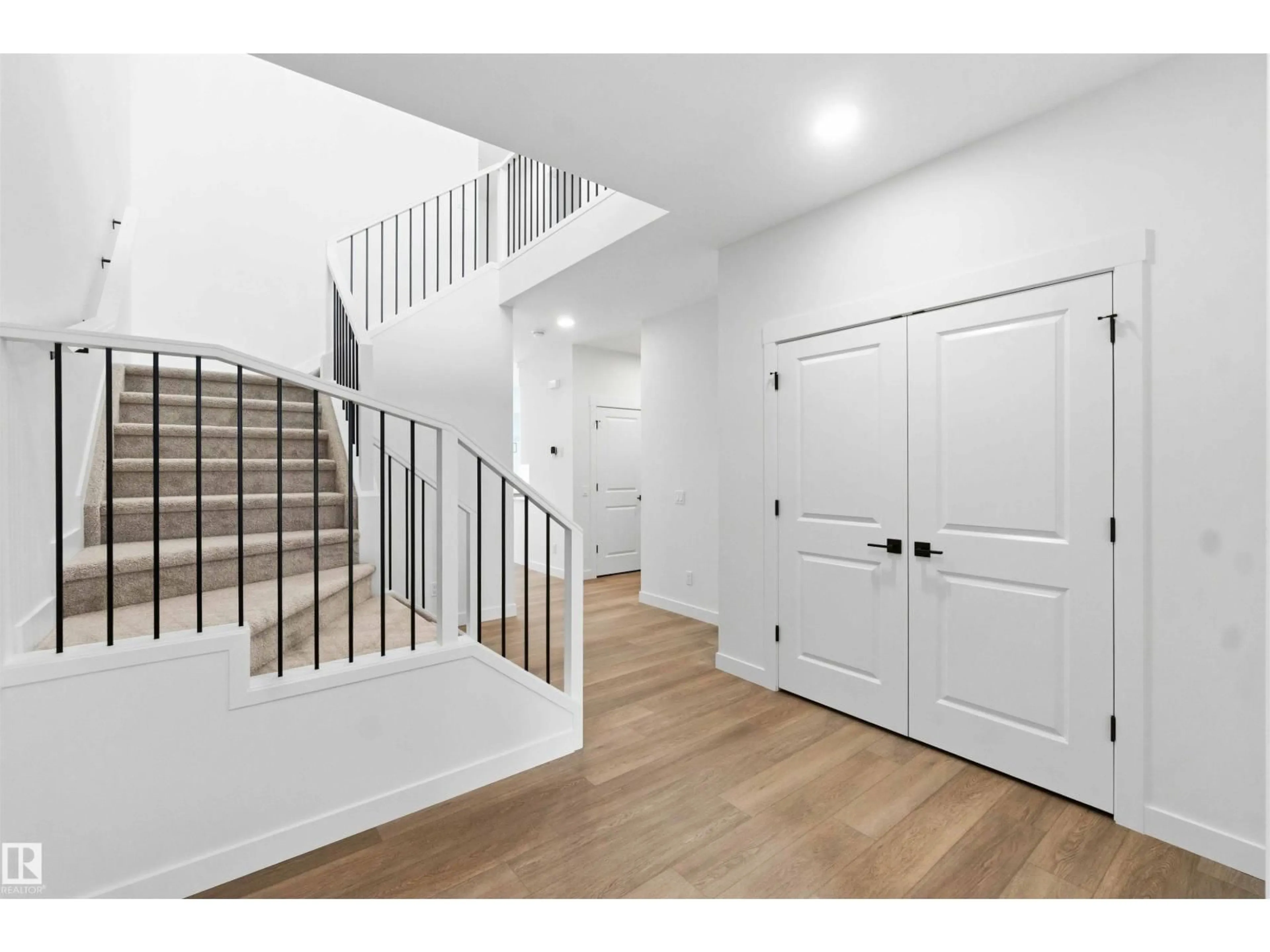Indoor entryway for 1085 CRISTALL CR, Edmonton Alberta T6W5S8