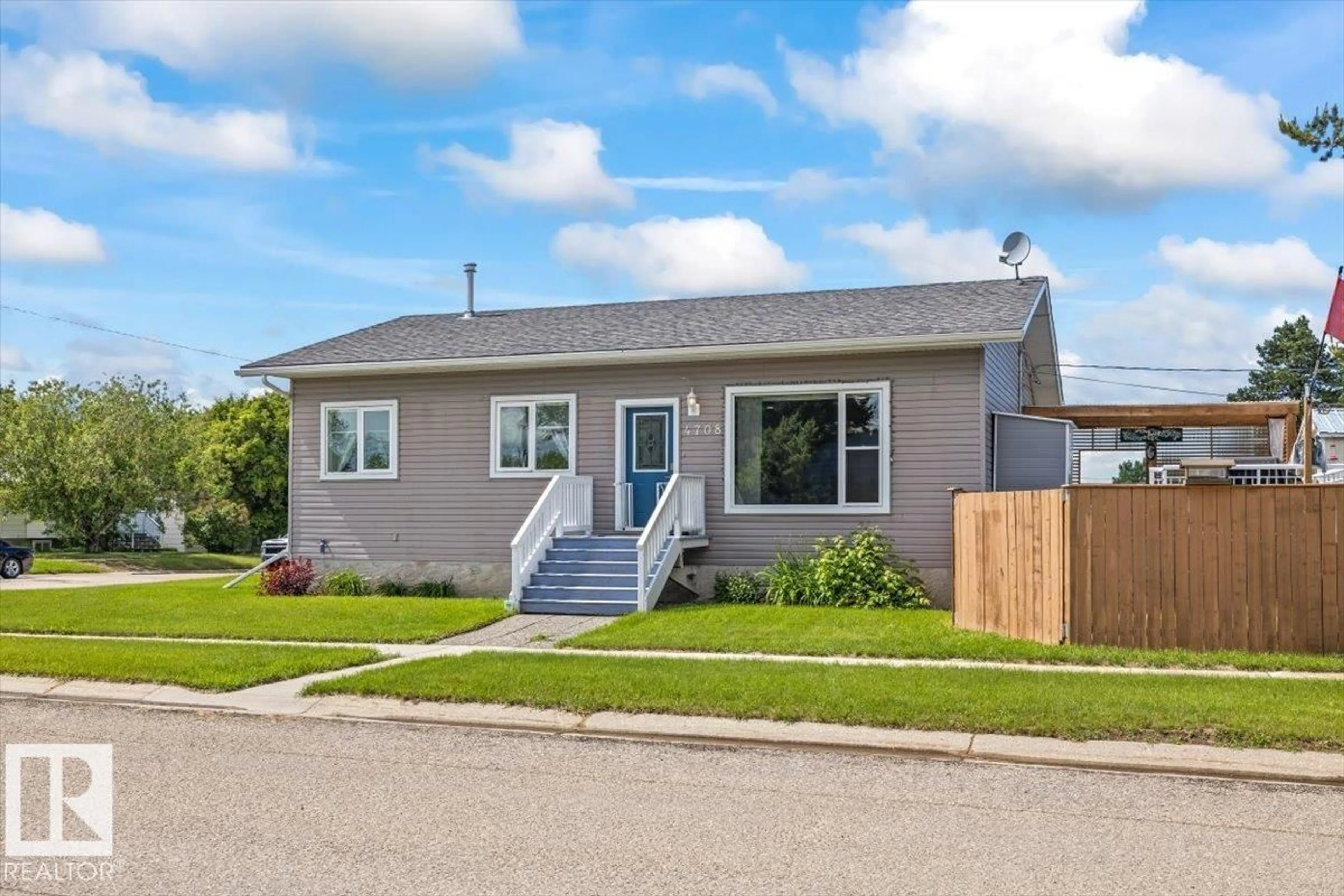 Home with vinyl exterior material, street for 4708 47A AV, Onoway Alberta T0E1V0