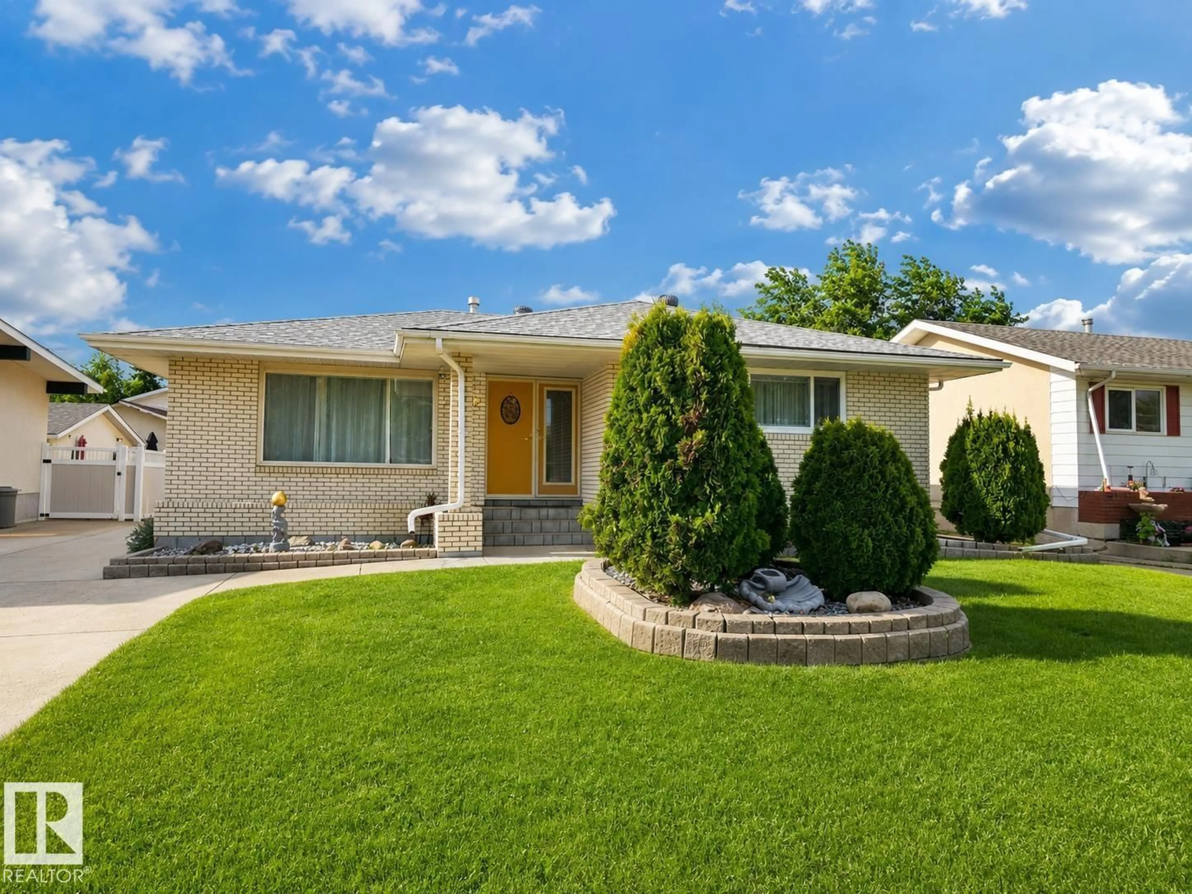 Home with vinyl exterior material, street for 7612 40 AV, Edmonton Alberta T6X0X5