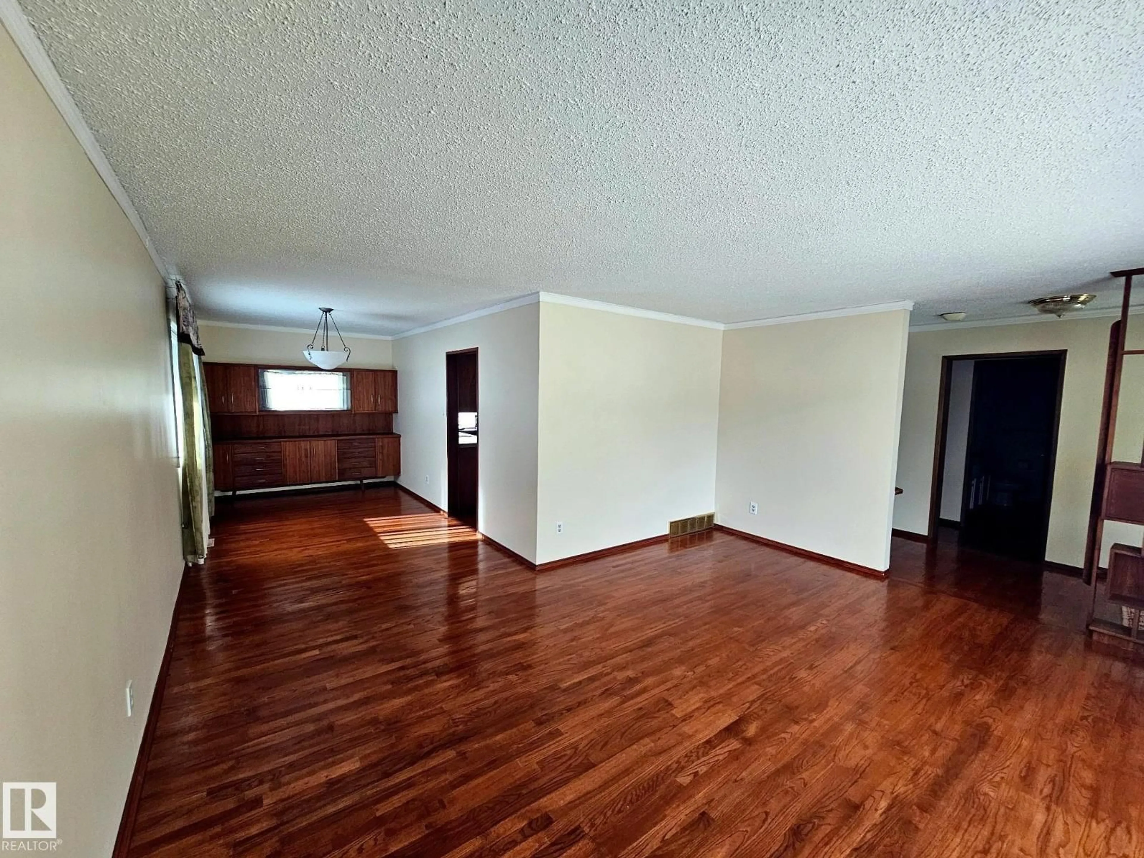 A pic of a room for 7612 40 AV, Edmonton Alberta T6X0X5