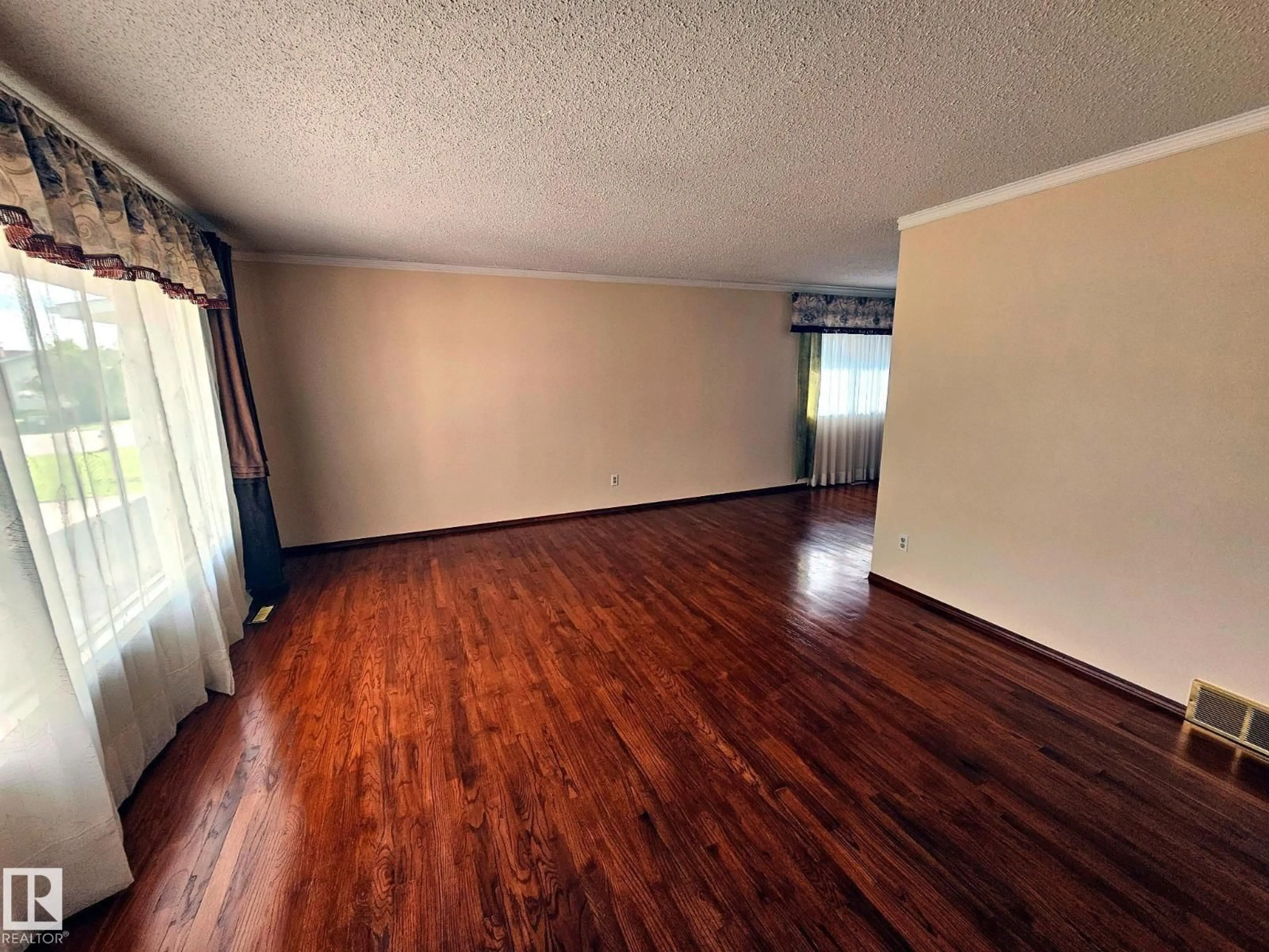 A pic of a room for 7612 40 AV, Edmonton Alberta T6X0X5