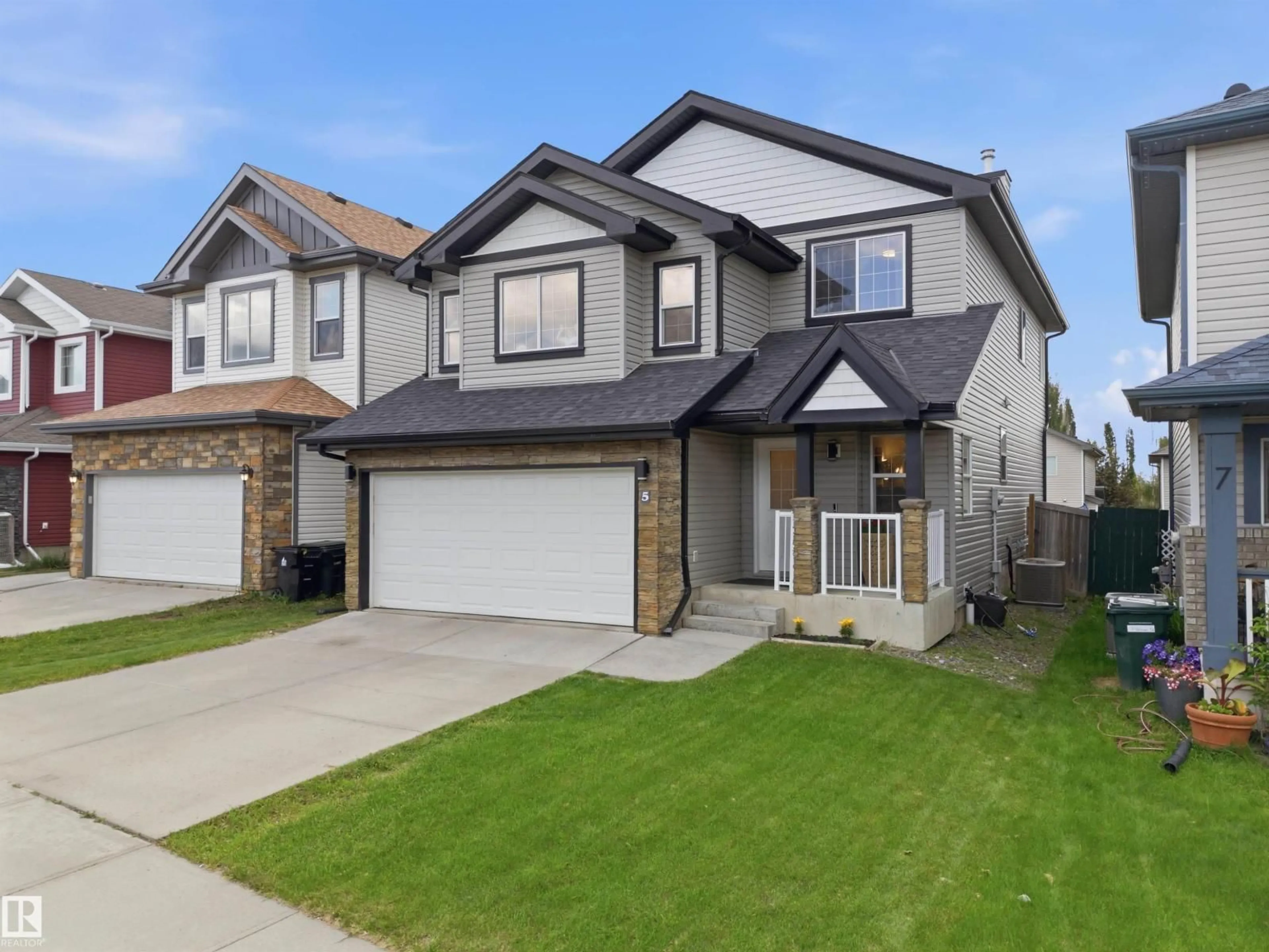Home with vinyl exterior material, street for 5 VERNON ST, Spruce Grove Alberta T7X0B5