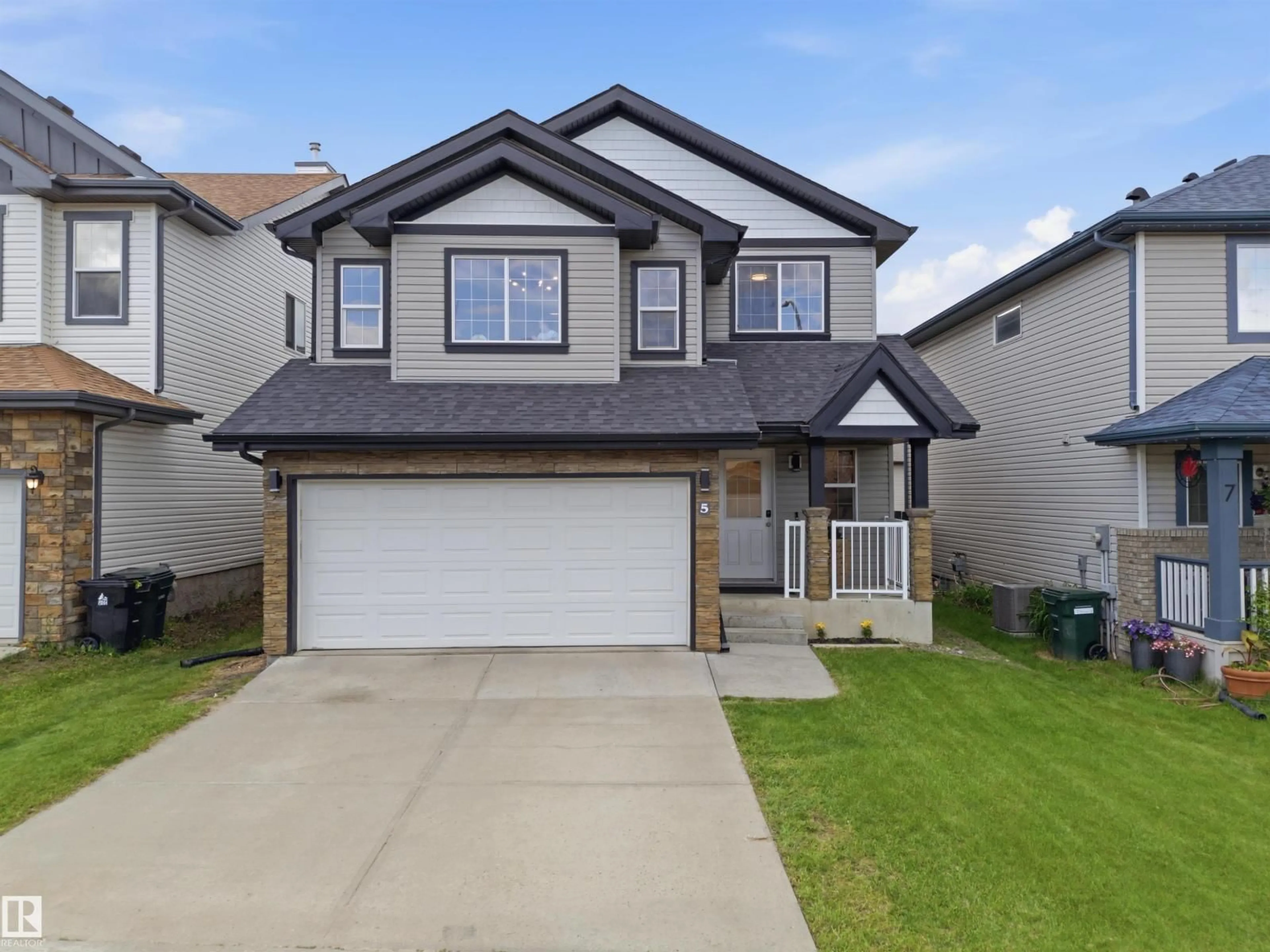 Home with vinyl exterior material, street for 5 VERNON ST, Spruce Grove Alberta T7X0B5
