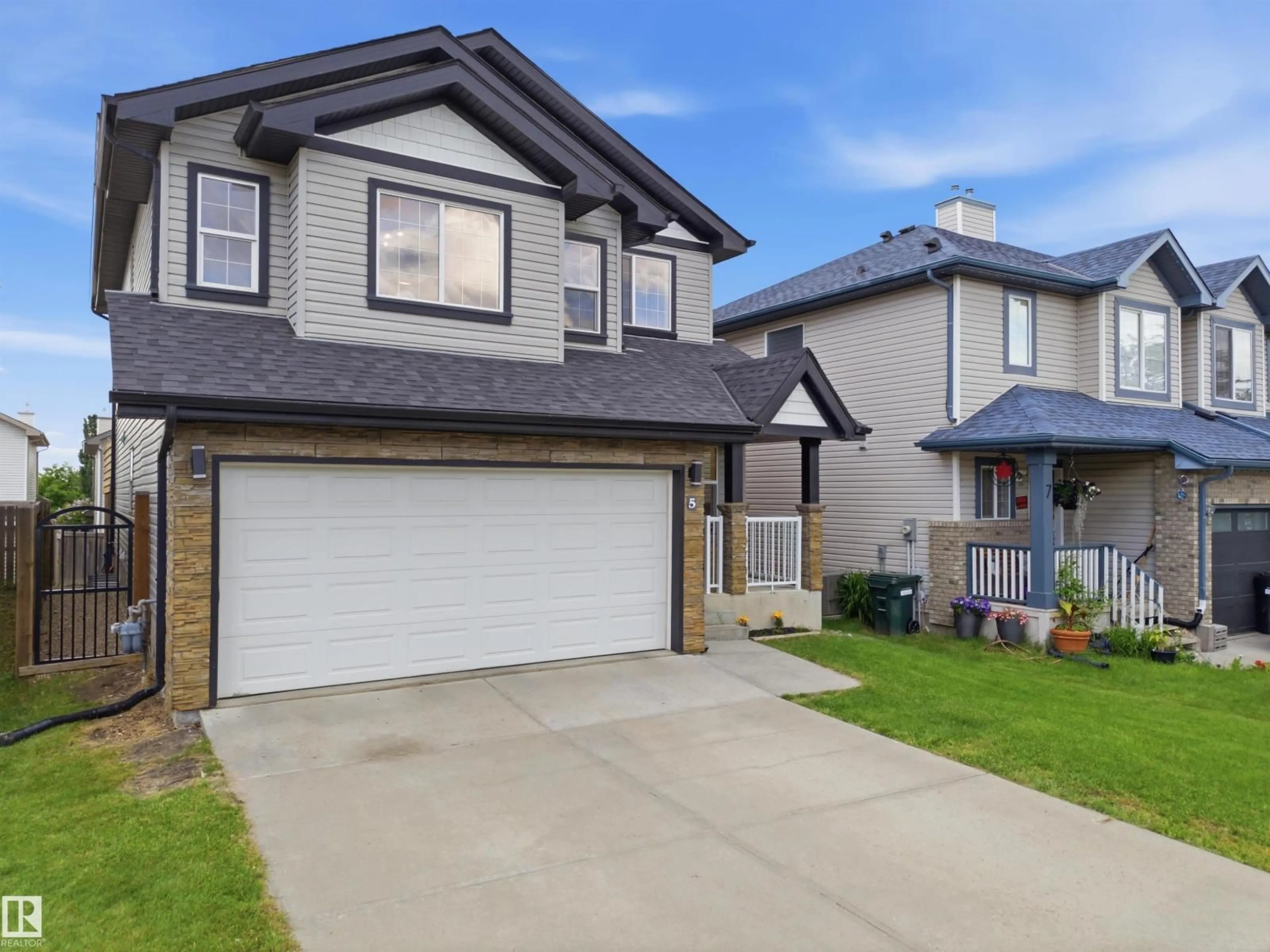 Home with vinyl exterior material, street for 5 VERNON ST, Spruce Grove Alberta T7X0B5