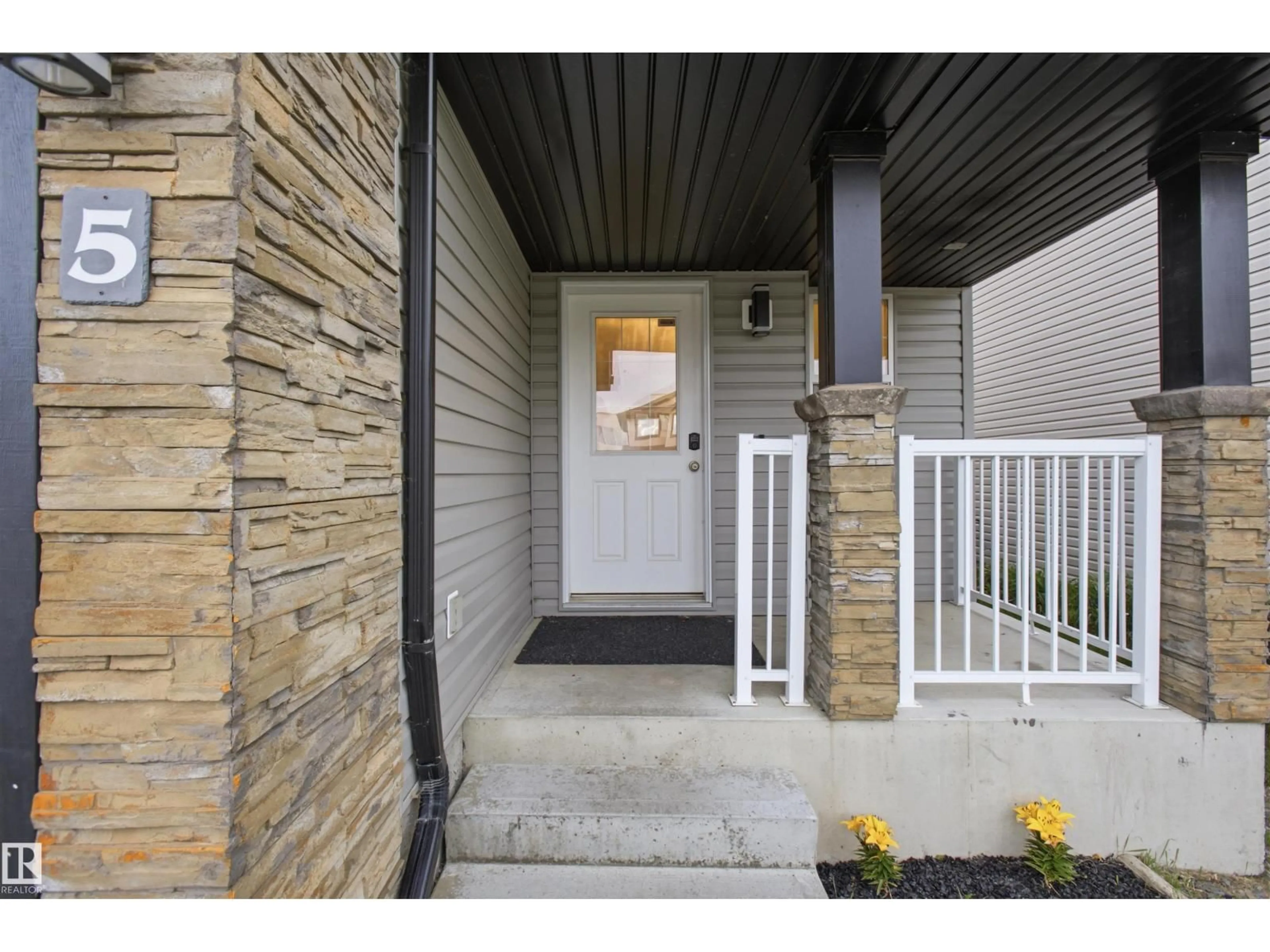 Indoor entryway for 5 VERNON ST, Spruce Grove Alberta T7X0B5