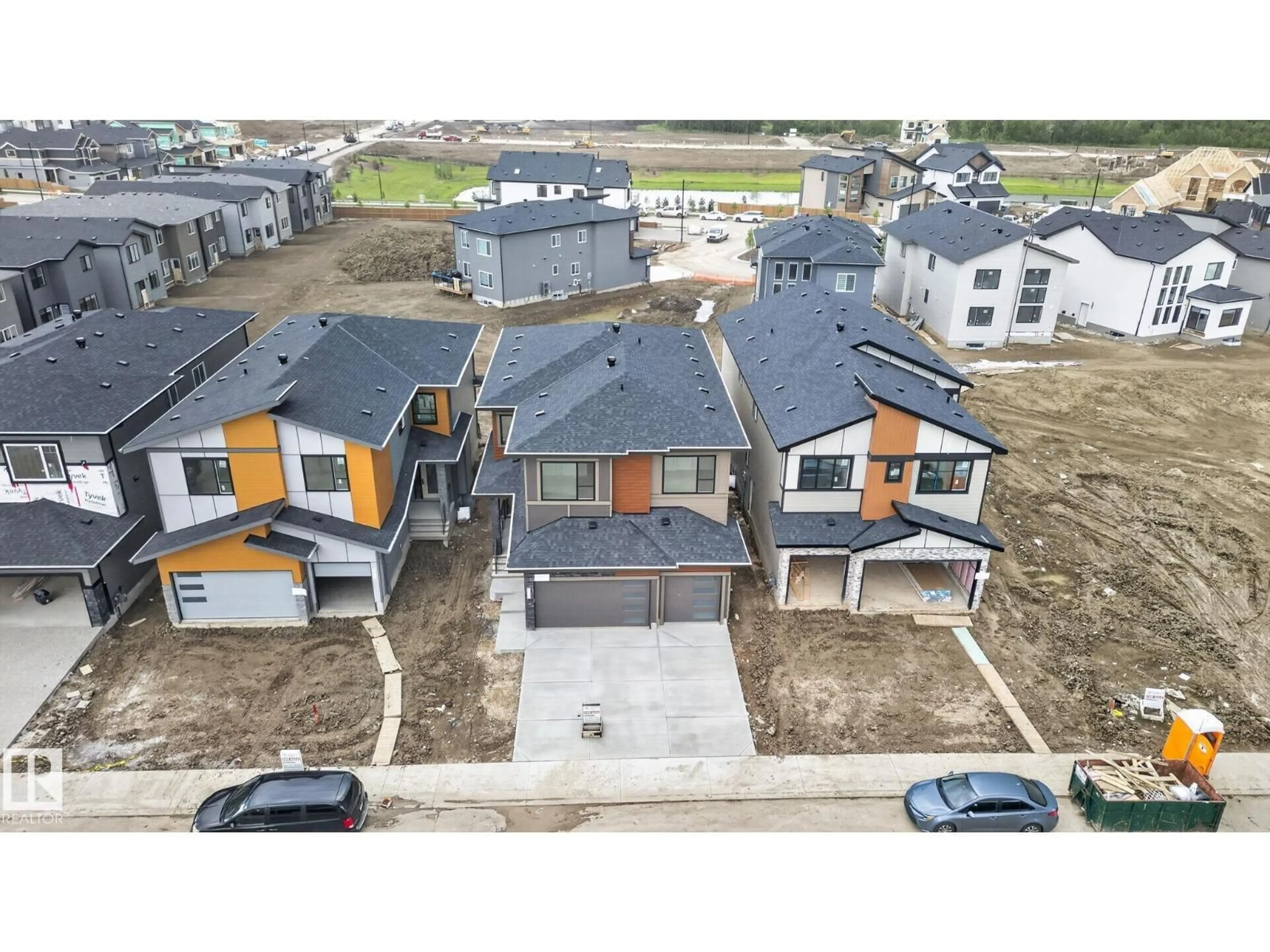 A pic from outside/outdoor area/front of a property/back of a property/a pic from drone, street for 7664 KIMIWAN CR, Edmonton Alberta T6W5W2
