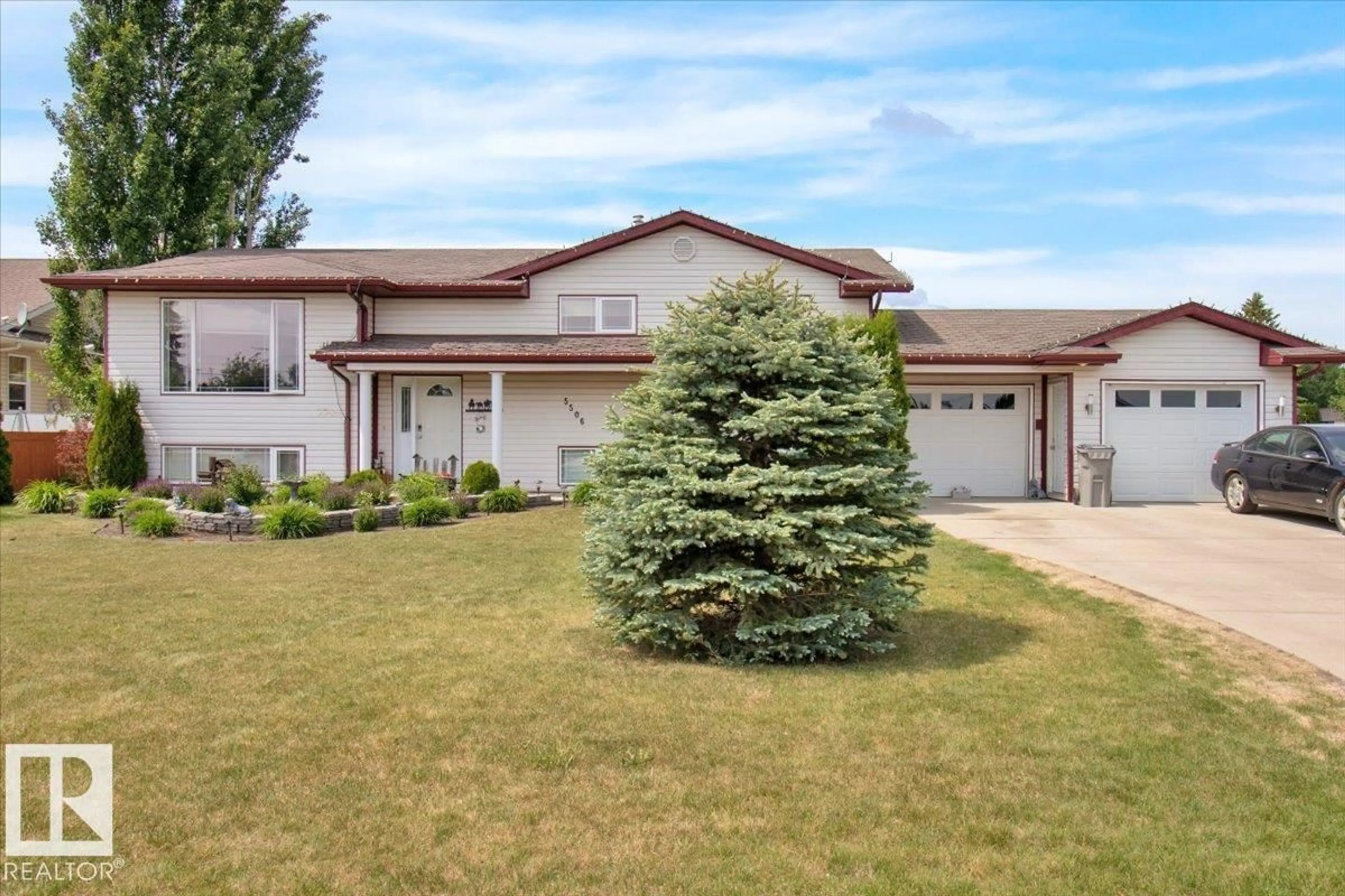 Home with vinyl exterior material, street for 5506 53 ST, Mundare Alberta T0B3H0