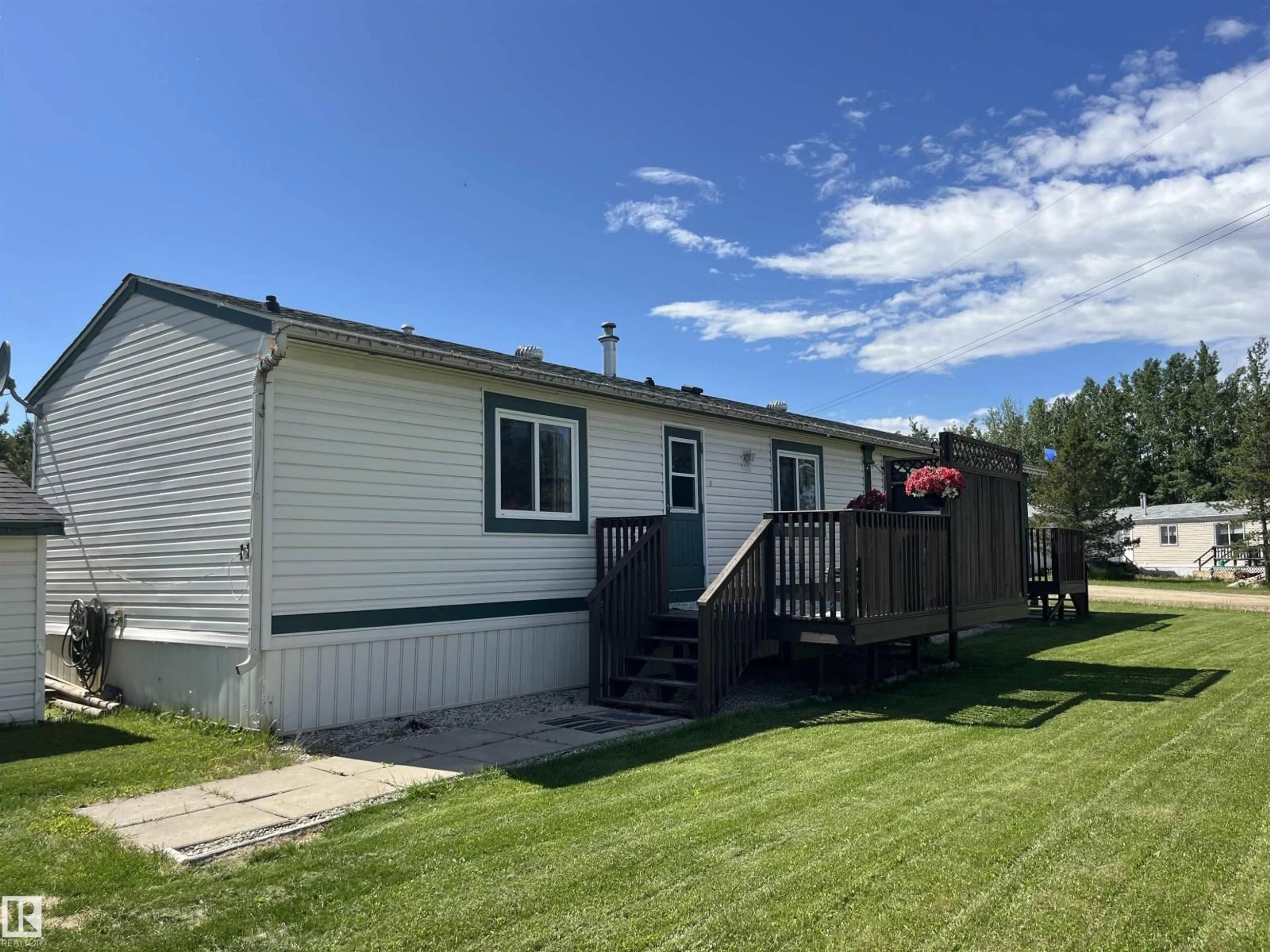 Home with vinyl exterior material, water/lake/river/ocean view for 54500 - 6611 RGE. RD. 275, Calahoo Alberta T8R1Z1