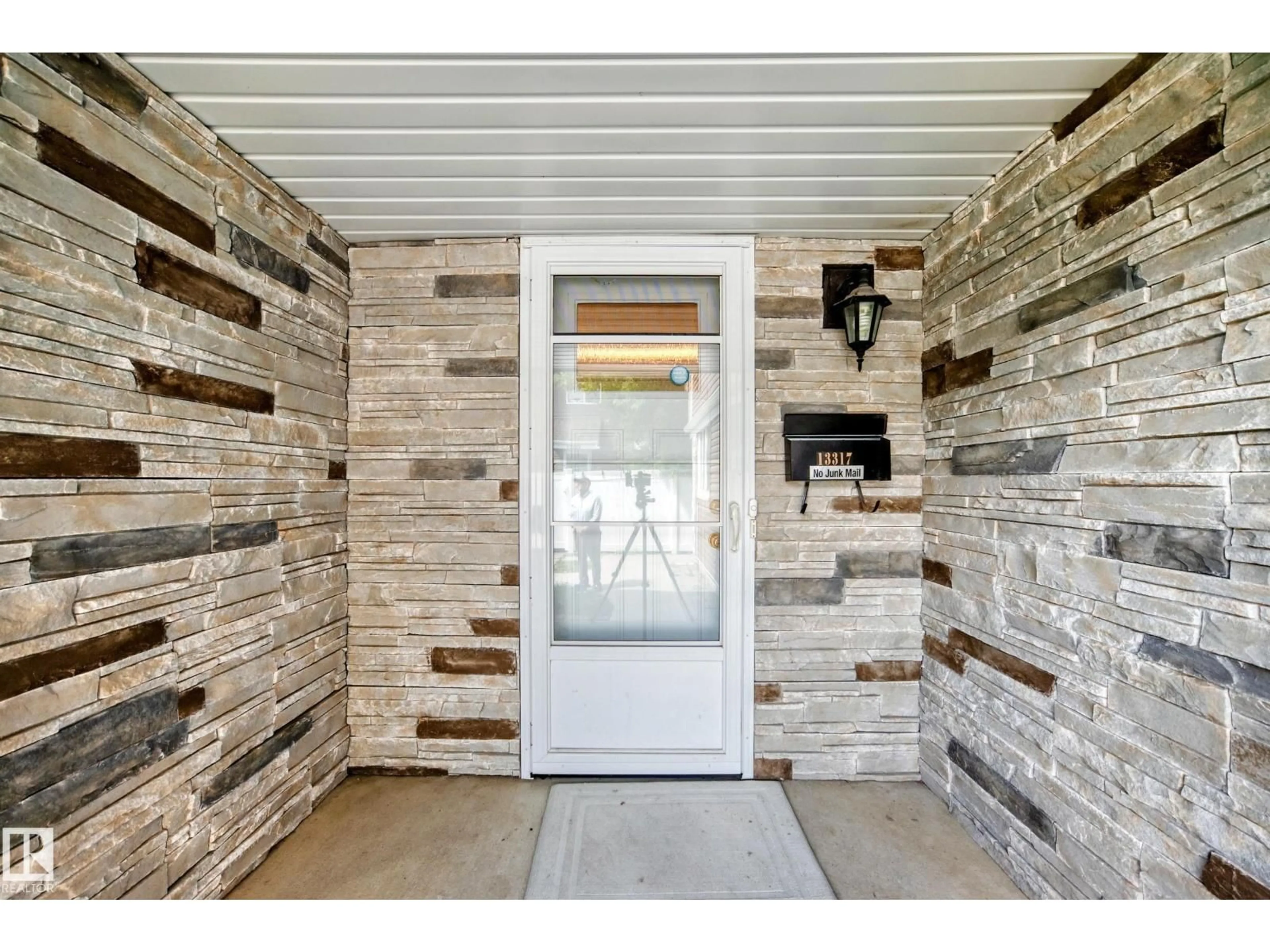Indoor entryway for 13317 47 ST, Edmonton Alberta T5A3L5