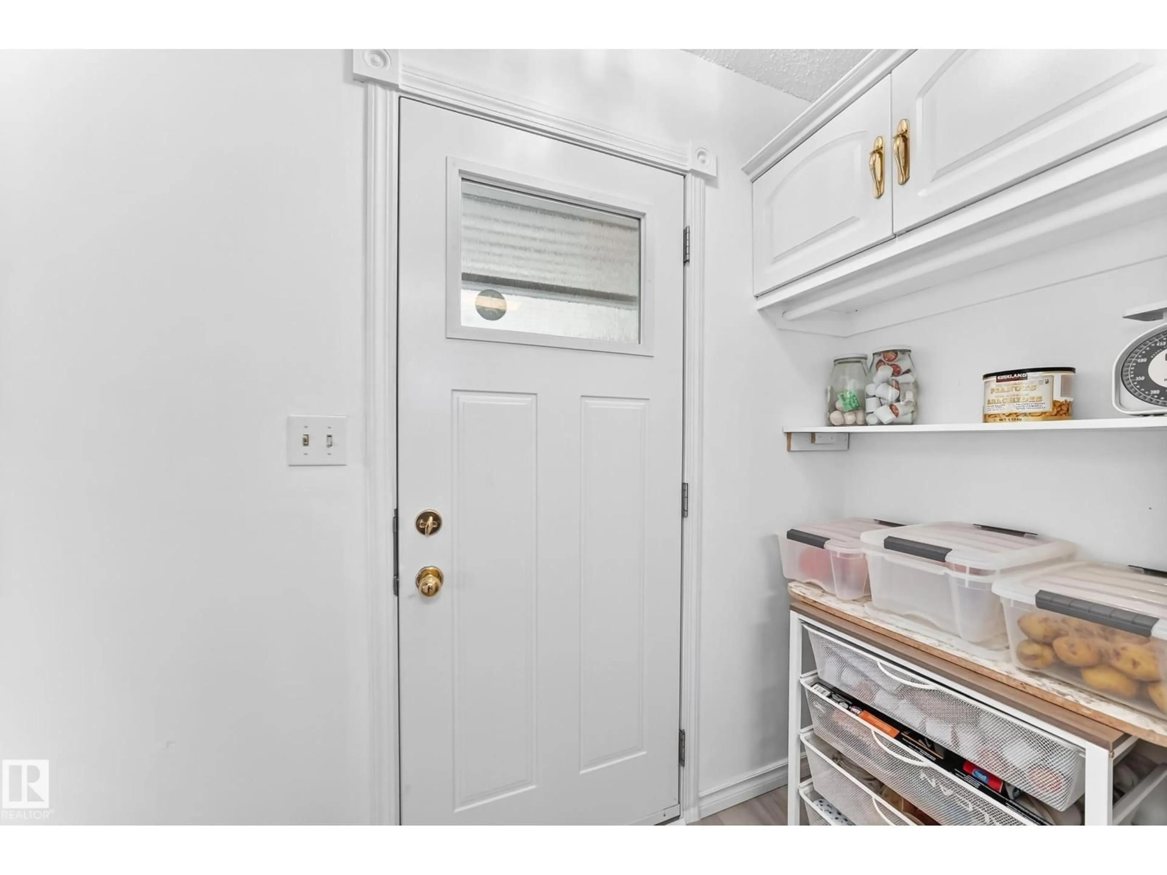 Indoor entryway for 13317 47 ST, Edmonton Alberta T5A3L5