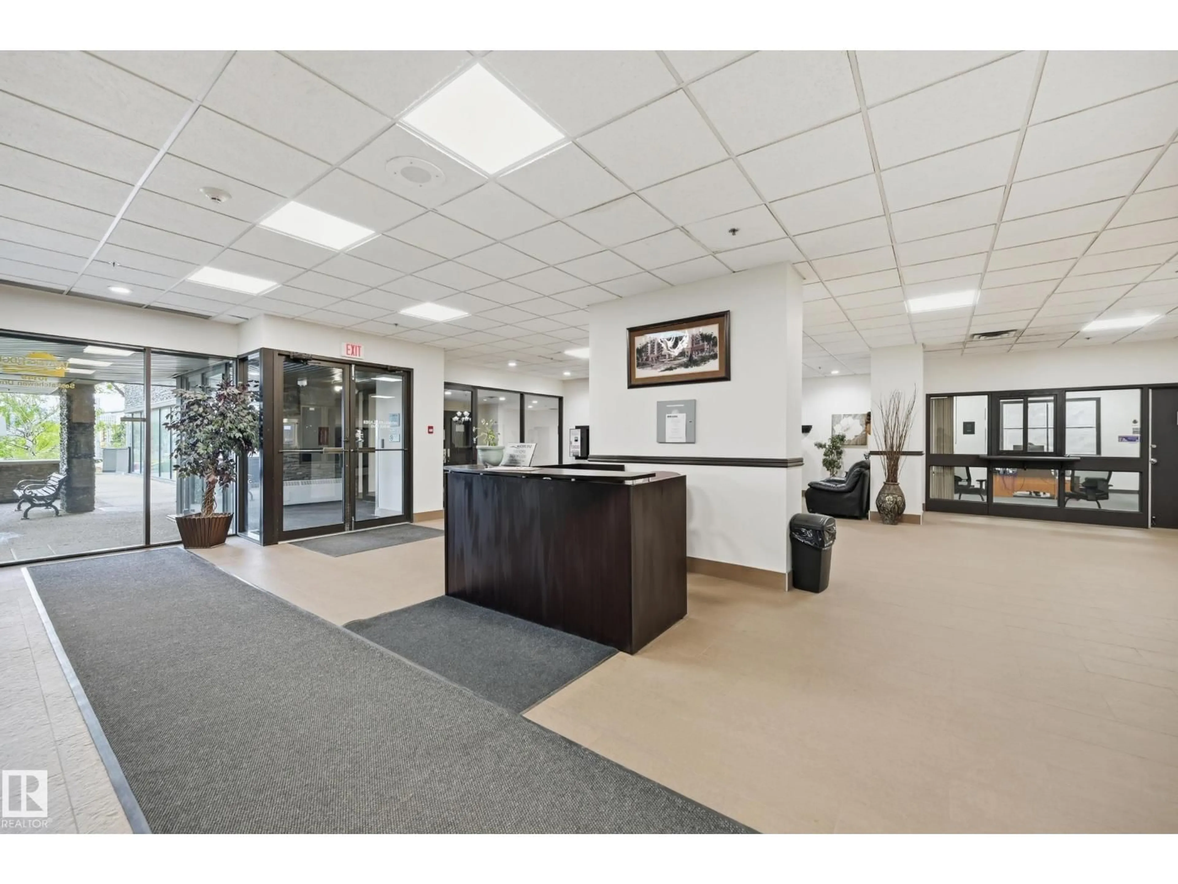 Indoor foyer for 200 10149 SASKATCHEWAN DR NW, Edmonton Alberta T6E6B6