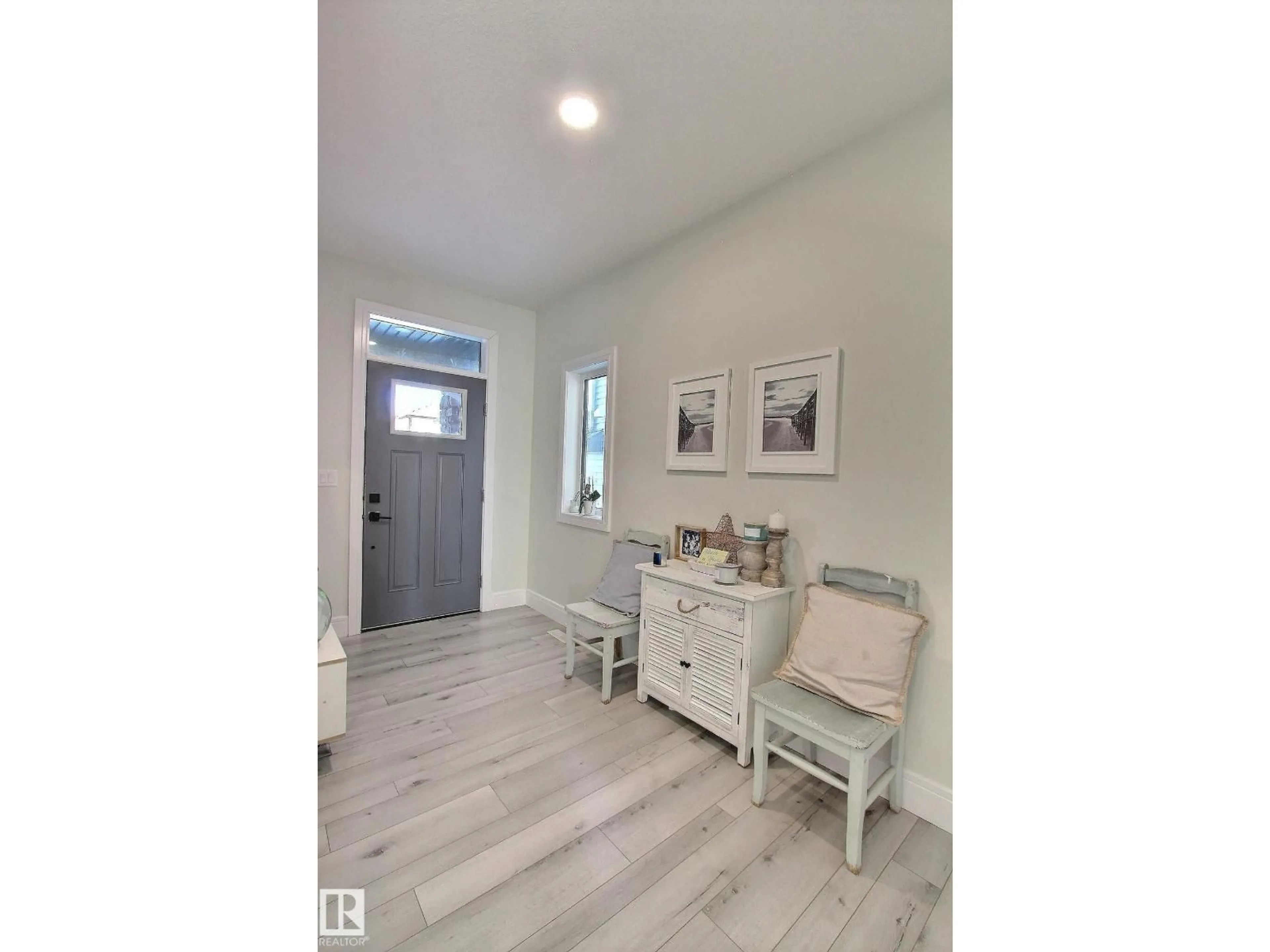 Indoor entryway for 35 GARNEAU GA, Spruce Grove Alberta T7X0M6