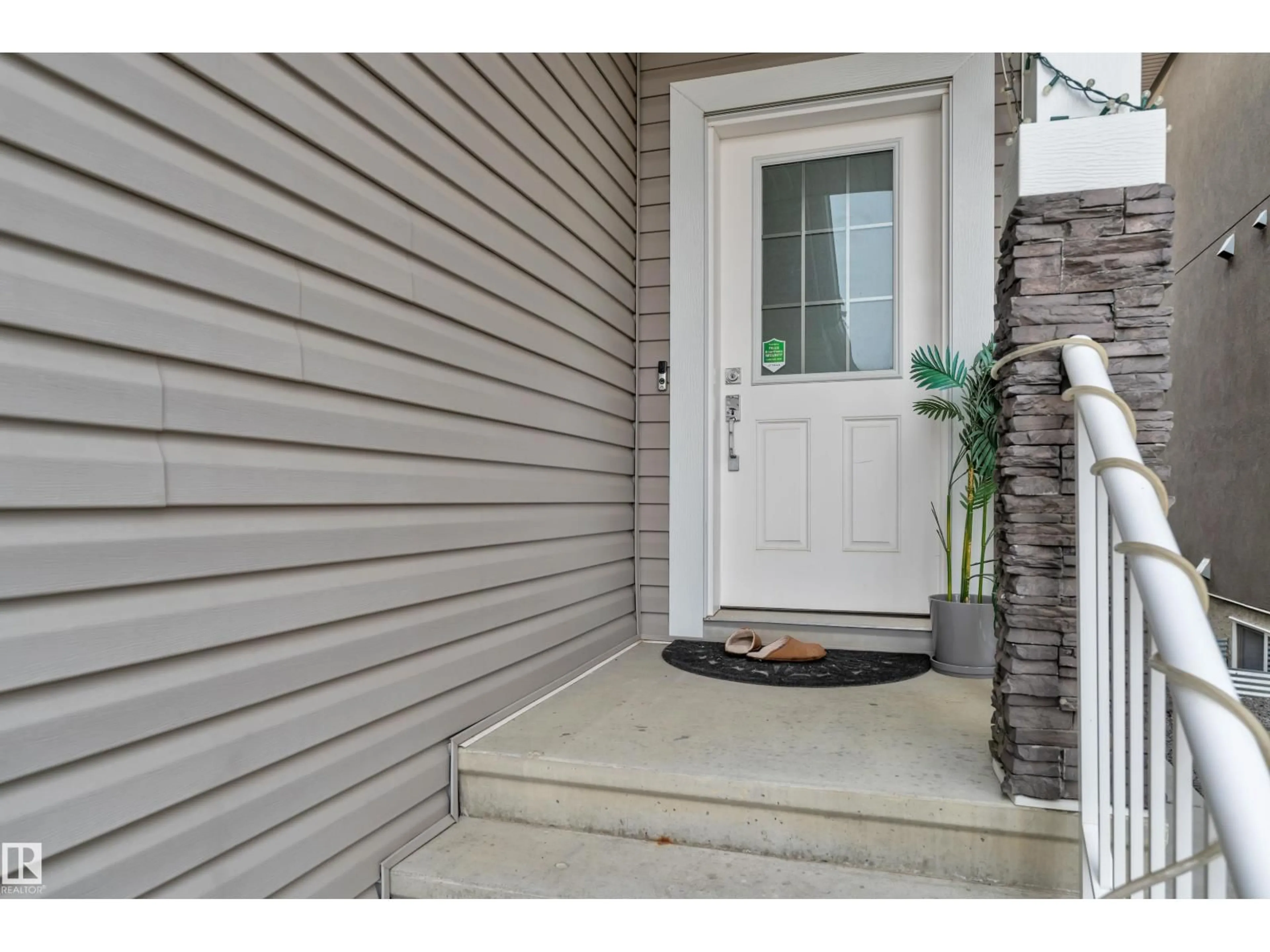 Indoor entryway for 2630 16A AVENUE, Edmonton Alberta T6T2H6