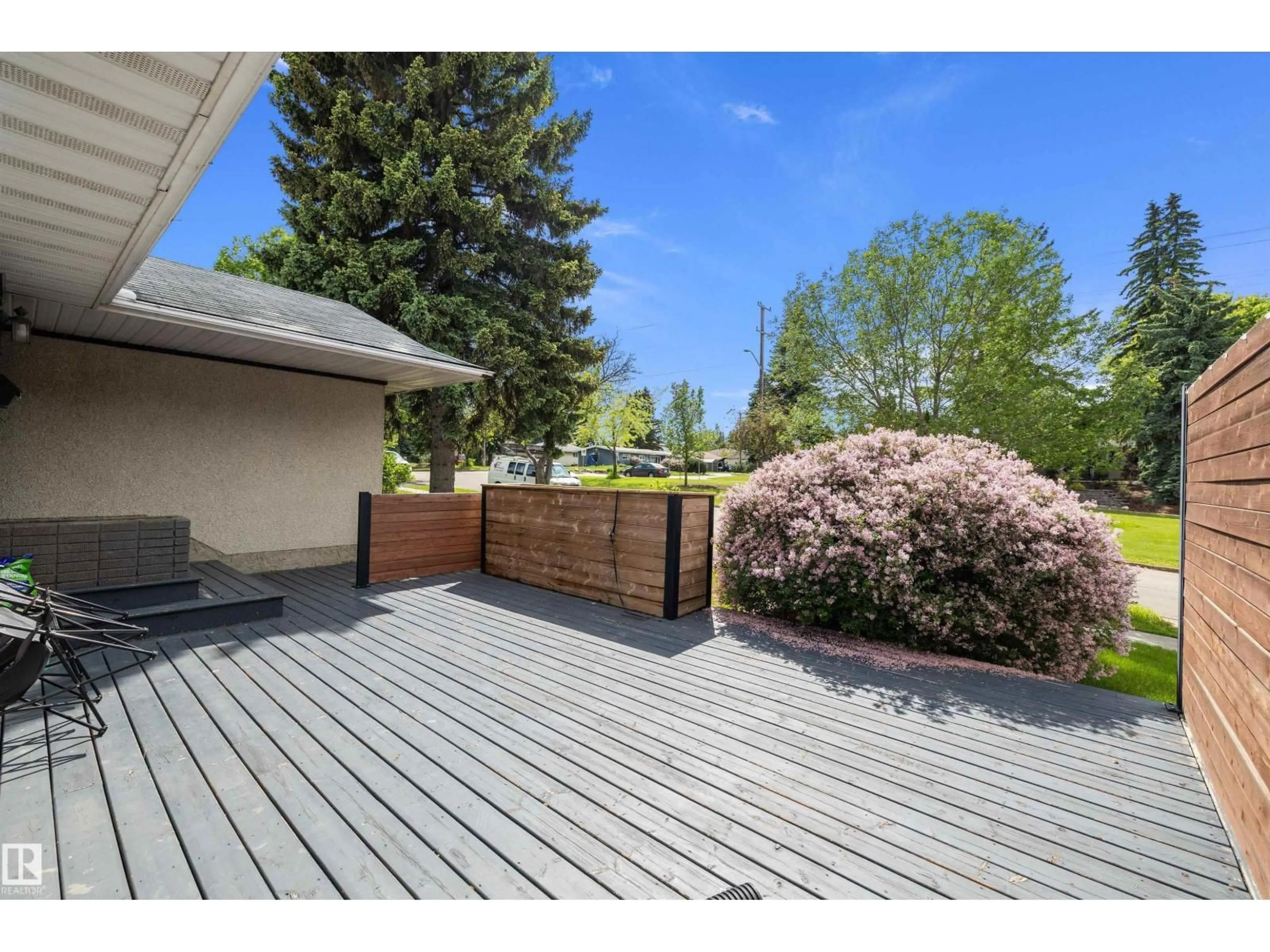 Patio, street for 10735 50 ST, Edmonton Alberta T6A2E3