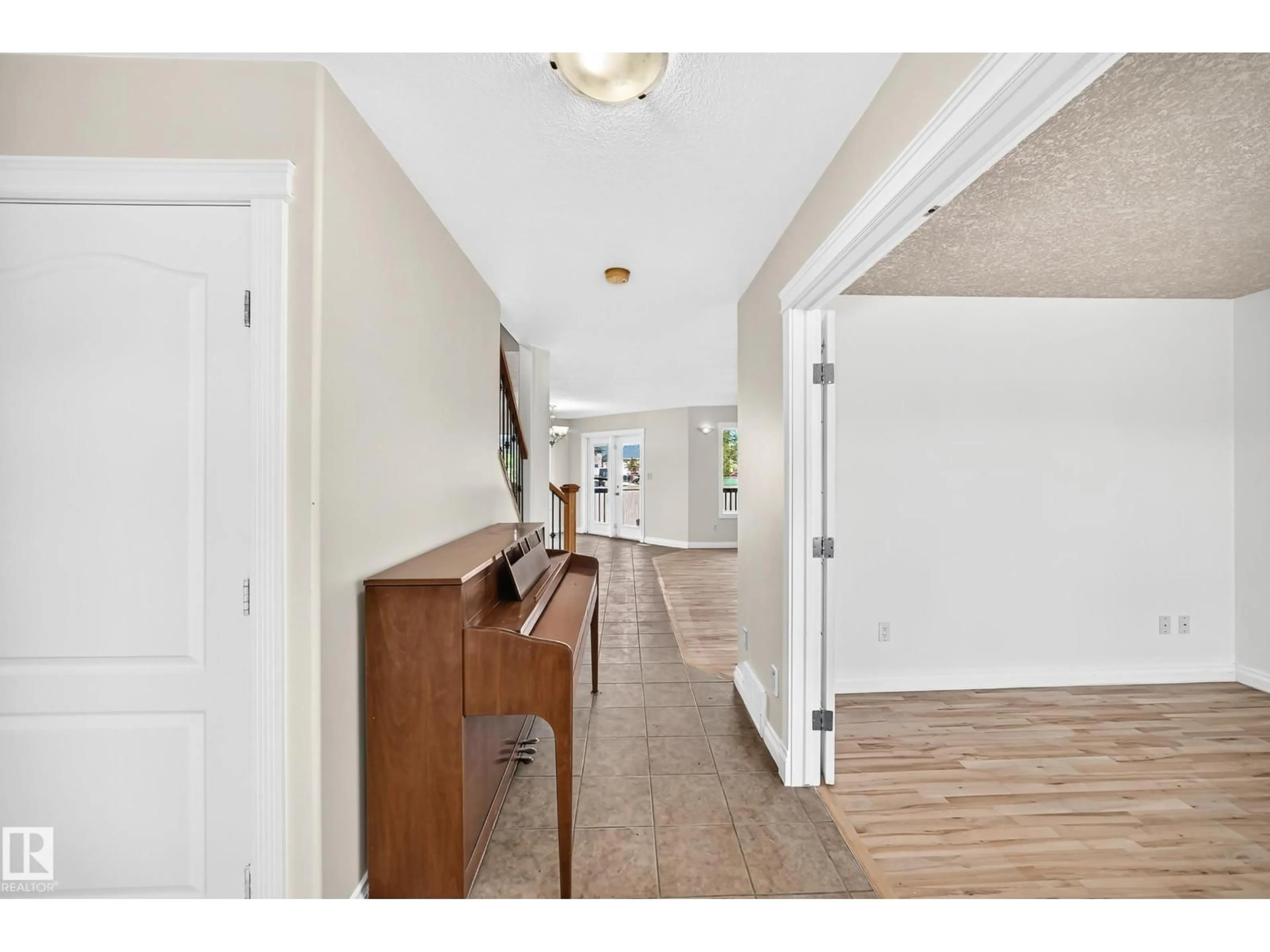 Indoor entryway for 16616 70 ST NW, Edmonton Alberta T5Z3Z8