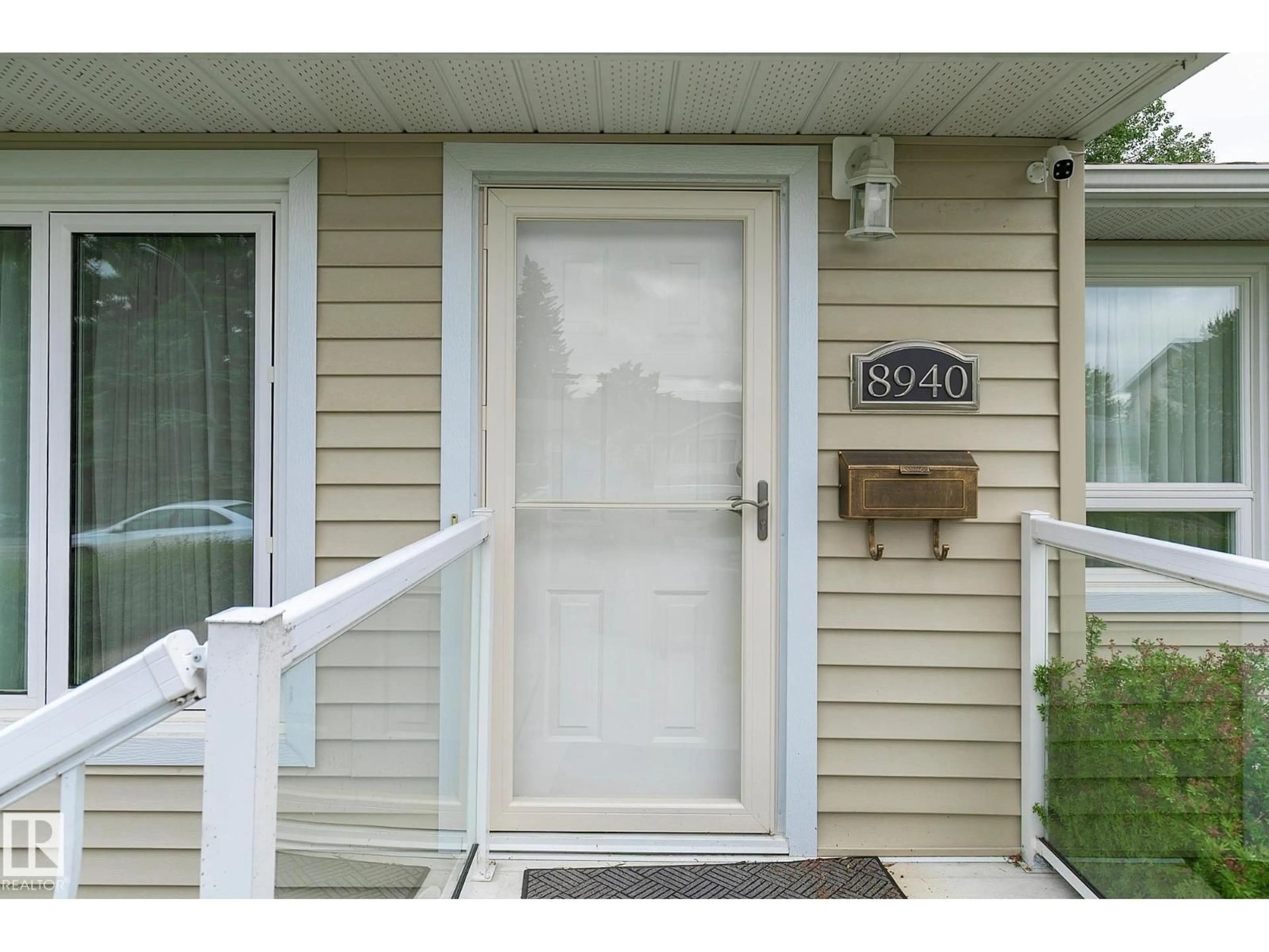 Indoor entryway for 8940 147 ST, Edmonton Alberta T5R0Y3