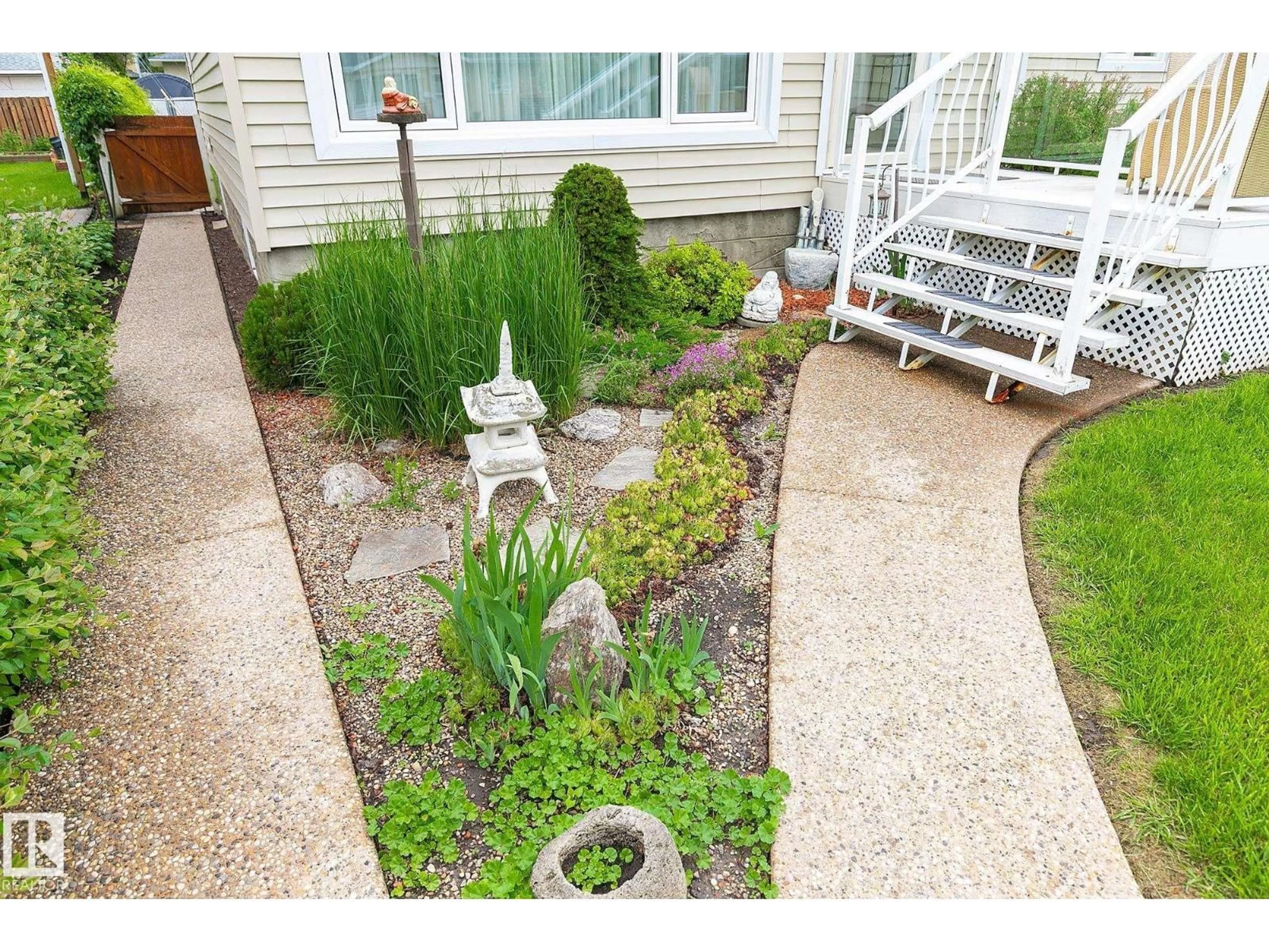 Patio, street for 8940 147 ST, Edmonton Alberta T5R0Y3