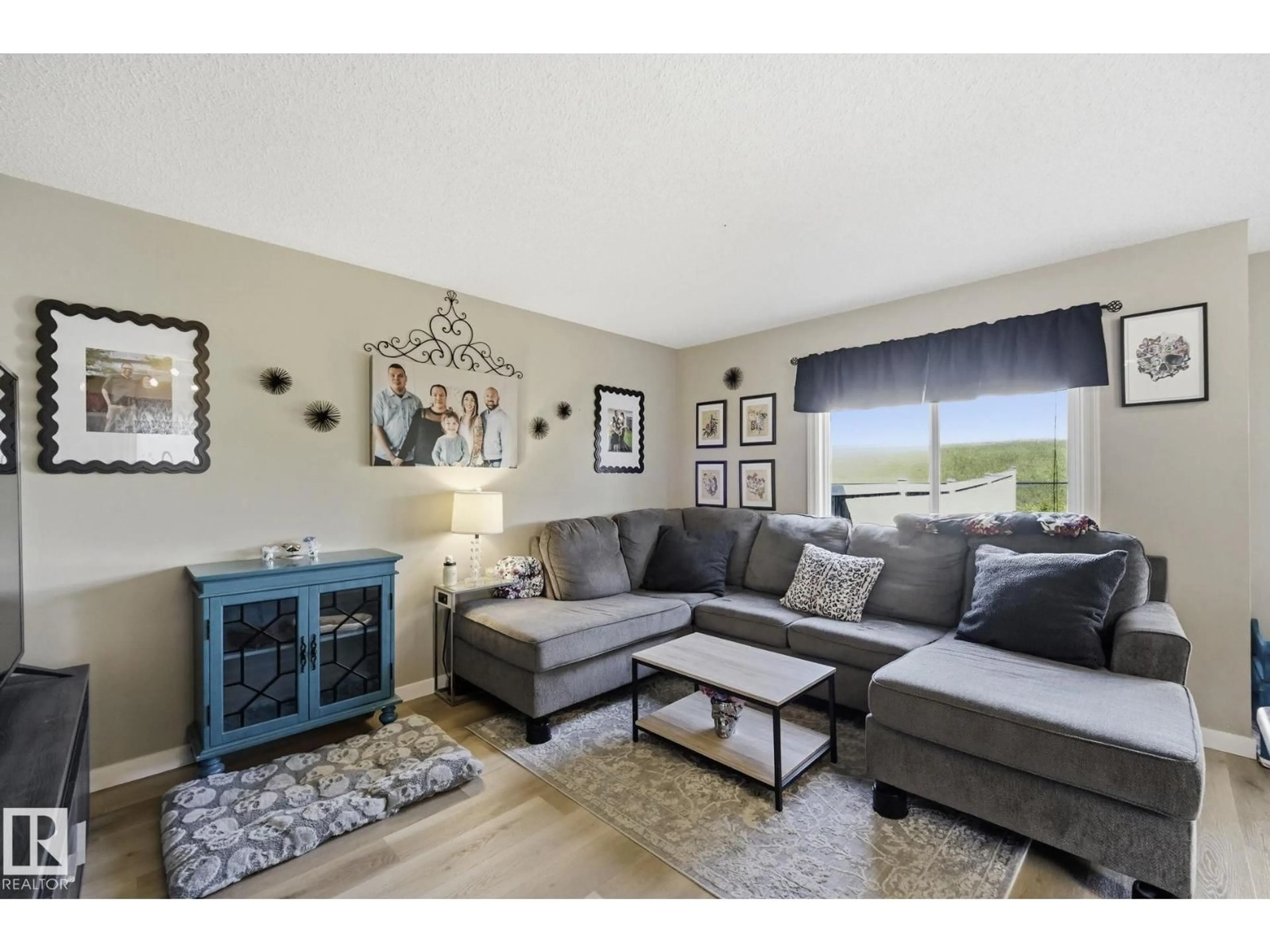 Living room with furniture, wood/laminate floor for 28 WELLINGTON PL, Fort Saskatchewan Alberta T8L0G3