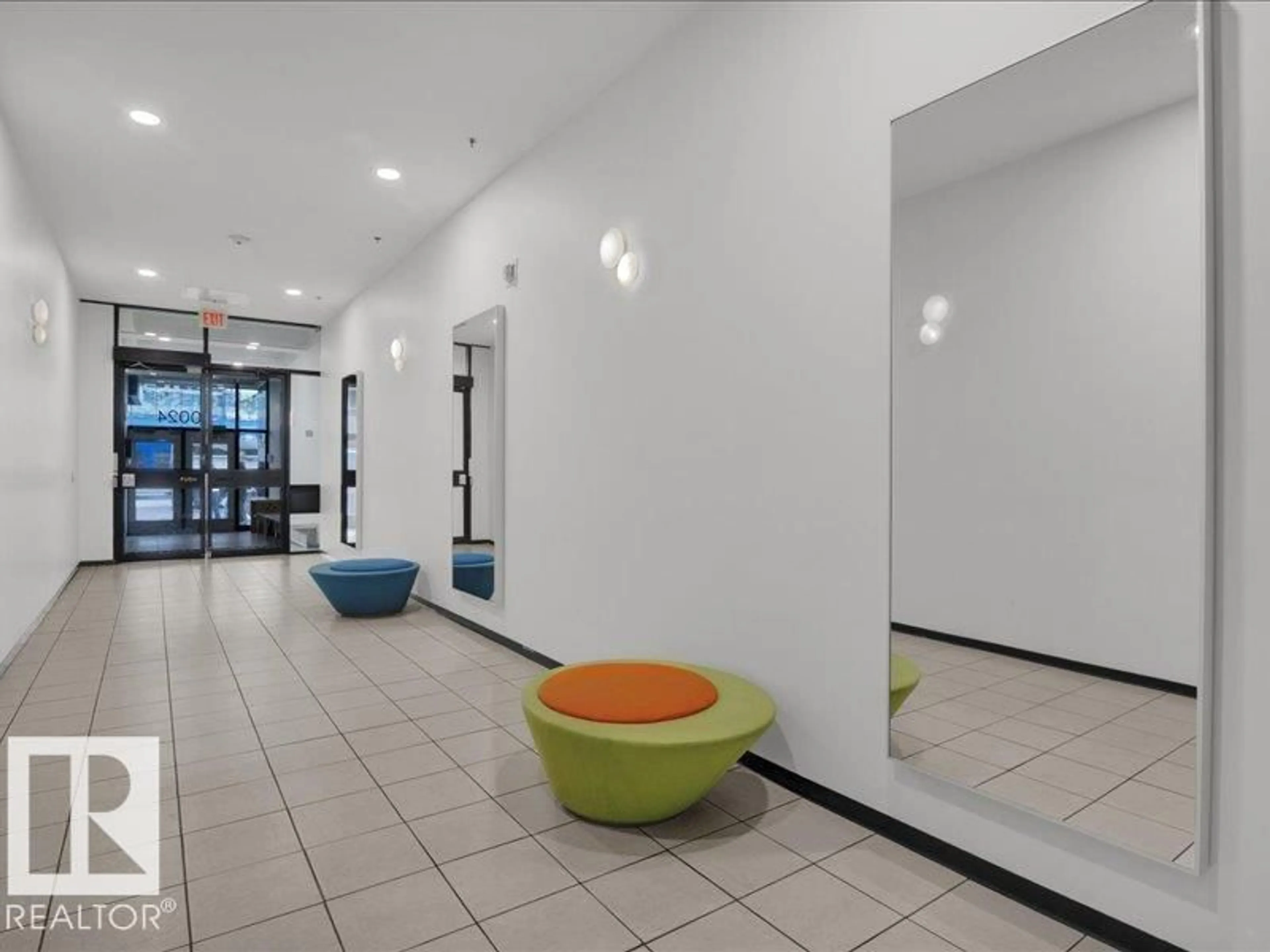 Indoor foyer for 10024 - 708 JASPER AV, Edmonton Alberta T5J1R9