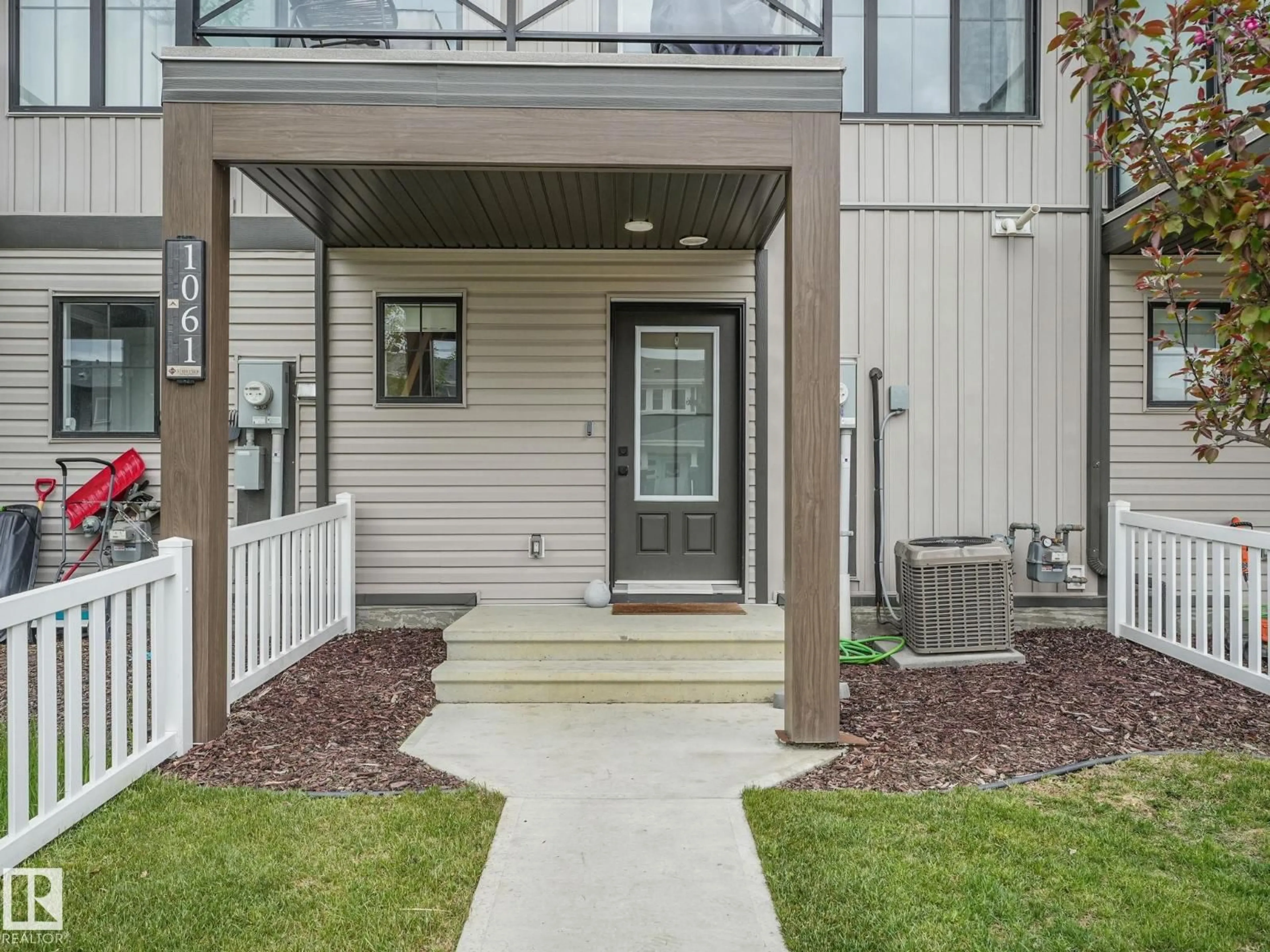 Indoor entryway for 1061 CY BECKER RD, Edmonton Alberta T5Y4B7