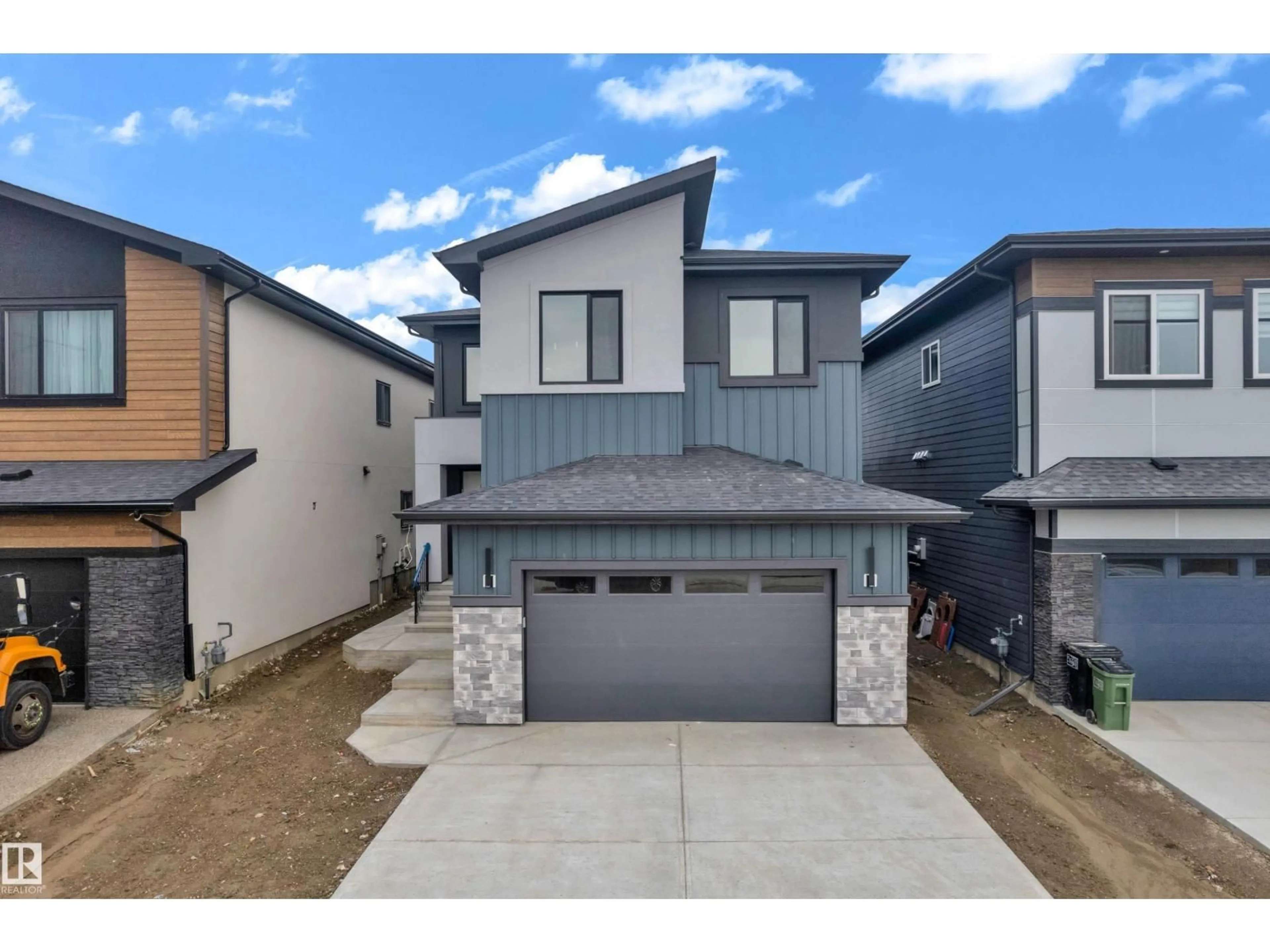 A pic from outside/outdoor area/front of a property/back of a property/a pic from drone, street for 7677 KIMIWAN CR, Edmonton Alberta T6W5W2