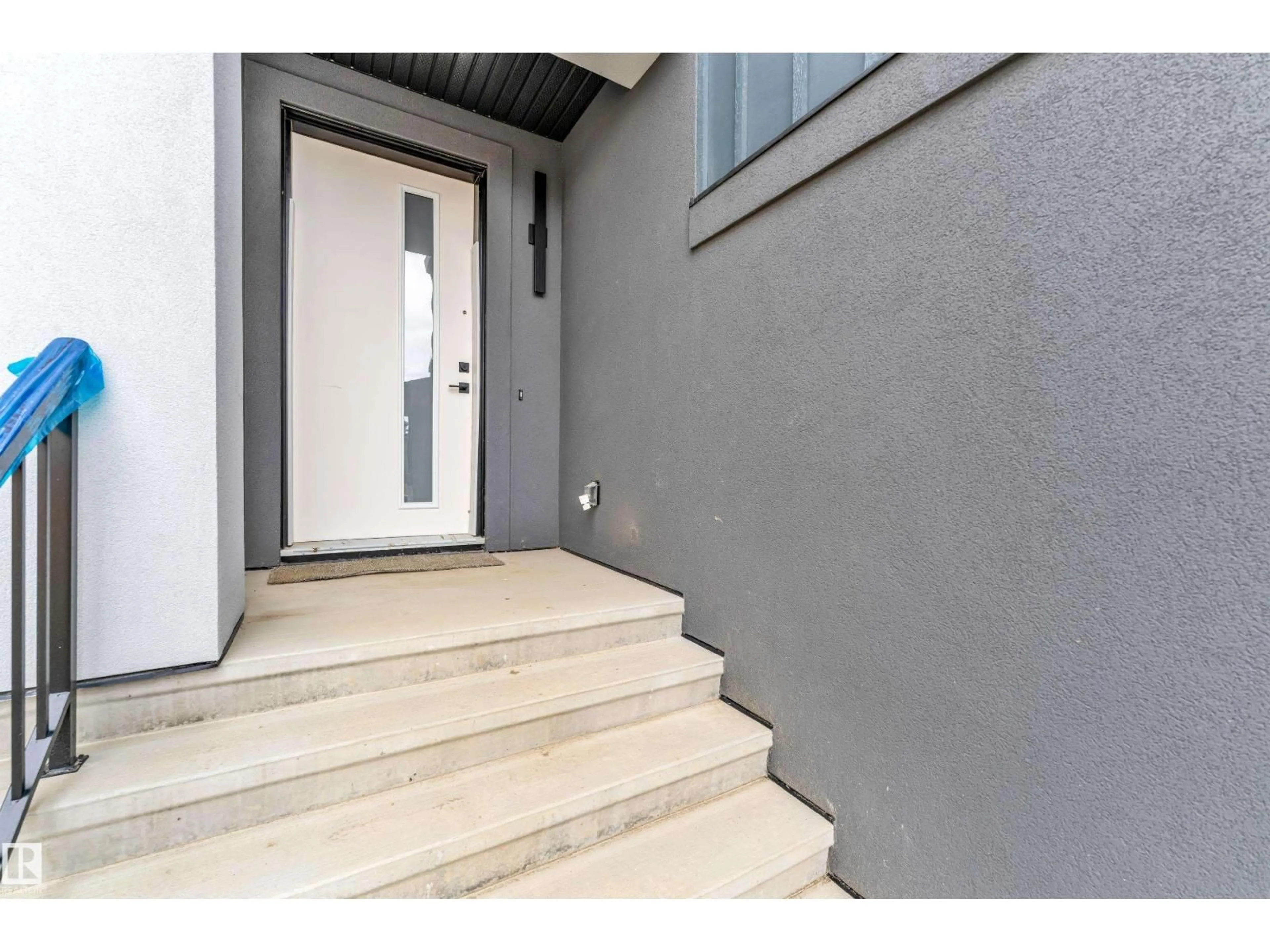 Indoor entryway for 7677 KIMIWAN CR, Edmonton Alberta T6W5W2